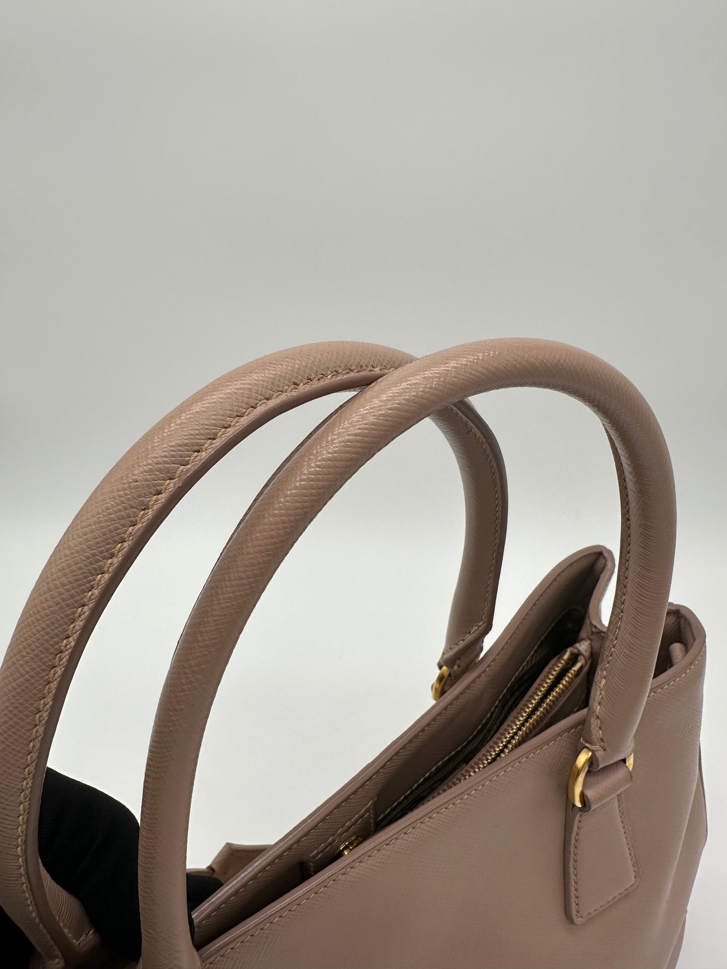 Luxury Soluciens Pre-owned Prada beige saffiano Galleria leather tote with cross body strap with gold hardware