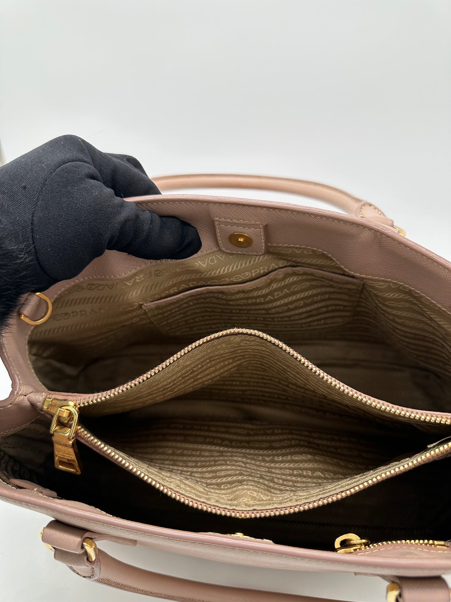 Luxury Soluciens Pre-owned Prada beige saffiano Galleria leather tote with cross body strap with gold hardware