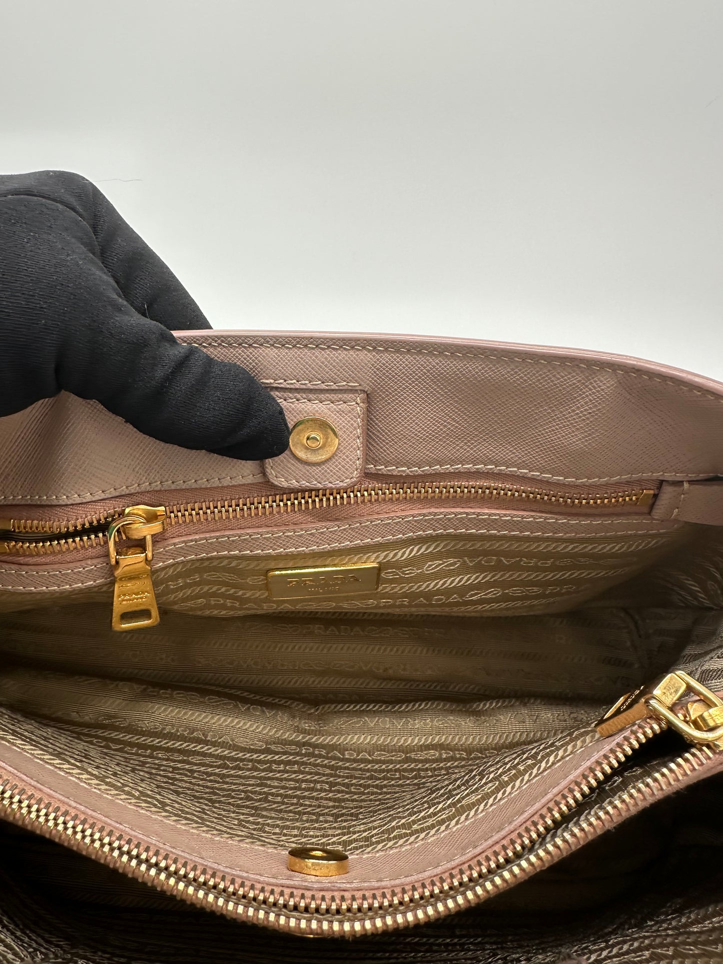 Luxury Soluciens Pre-owned Prada beige saffiano Galleria leather tote with cross body strap with gold hardware