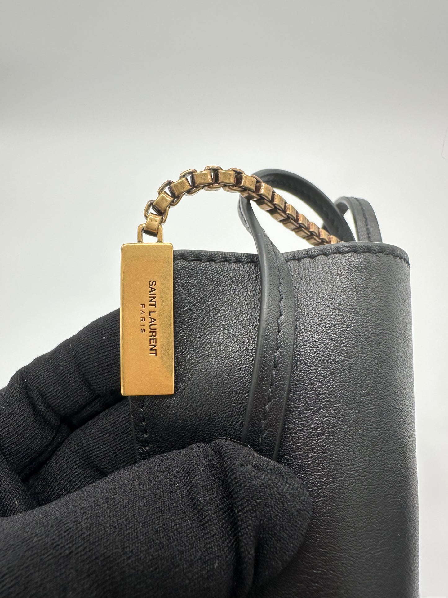 Luxury Soluciens Pre-owned YSL black leather bucket bag small with box chain in brushed bronze