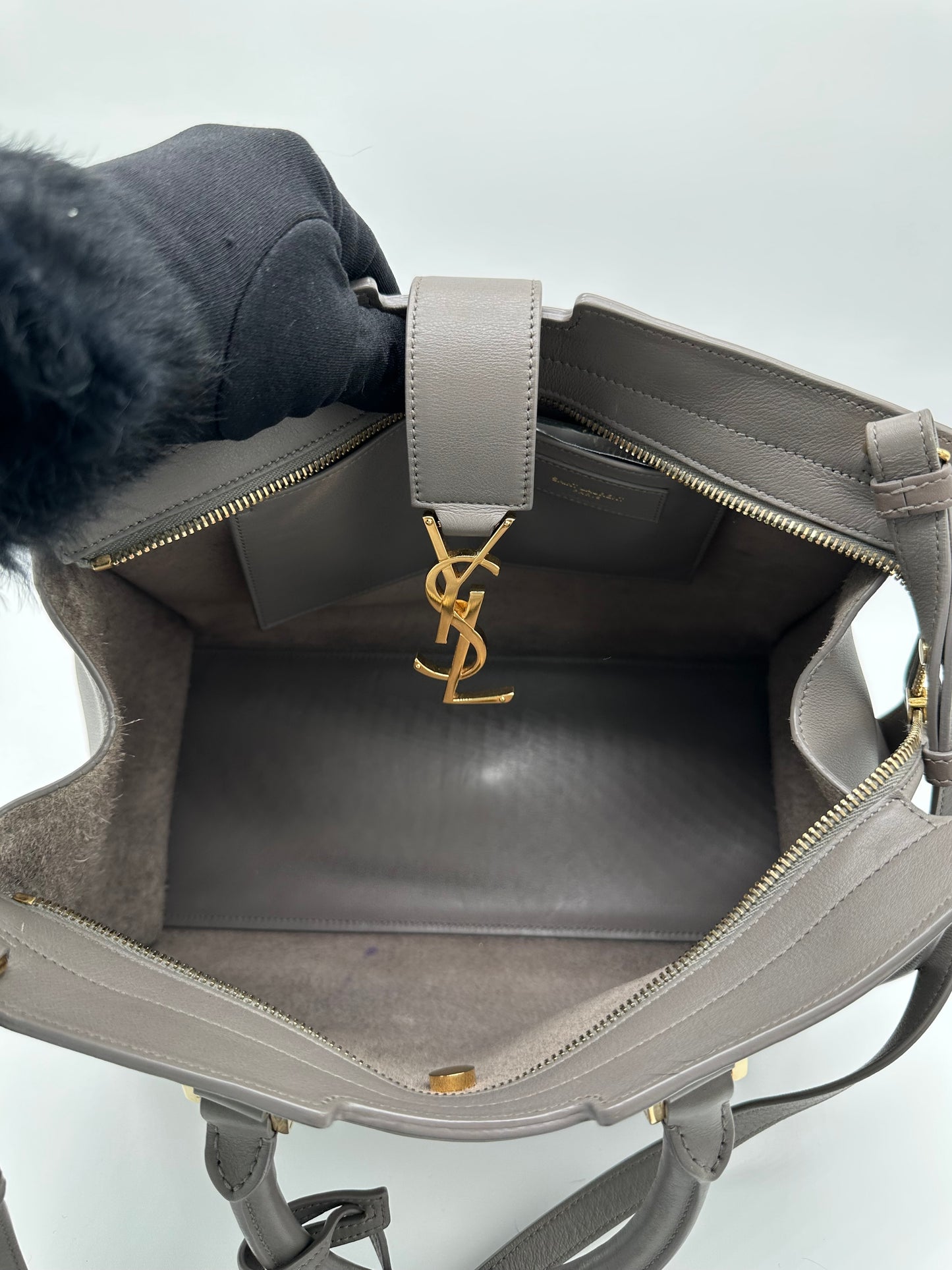 Luxury Soluciens Pre-owned YSL medium Cabas tote with crossbody leather strap, gold toned hardware