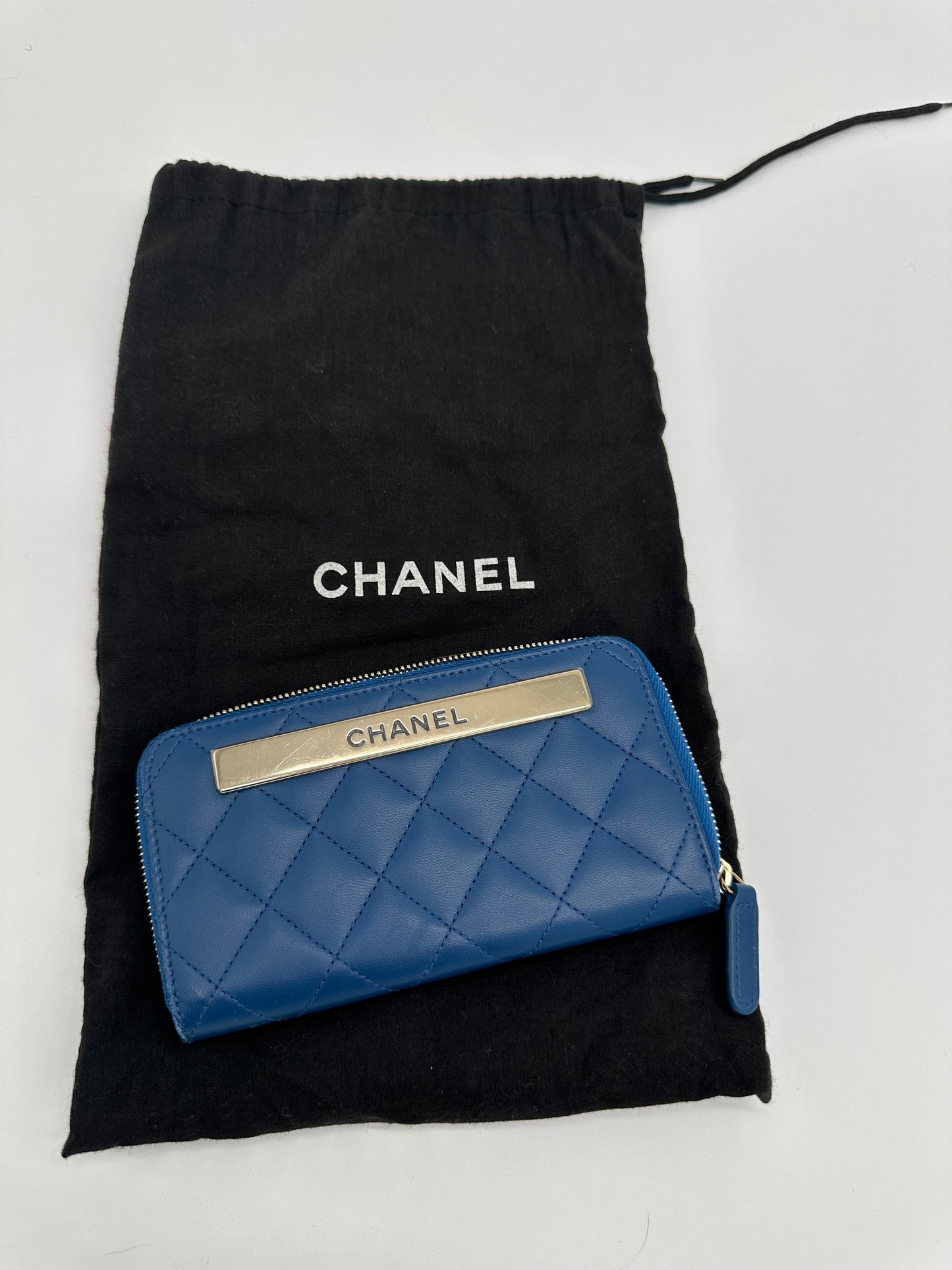 Luxury Soluciens Pre-owned Chanel lambskin leather zippy wallet with silver toned front plate