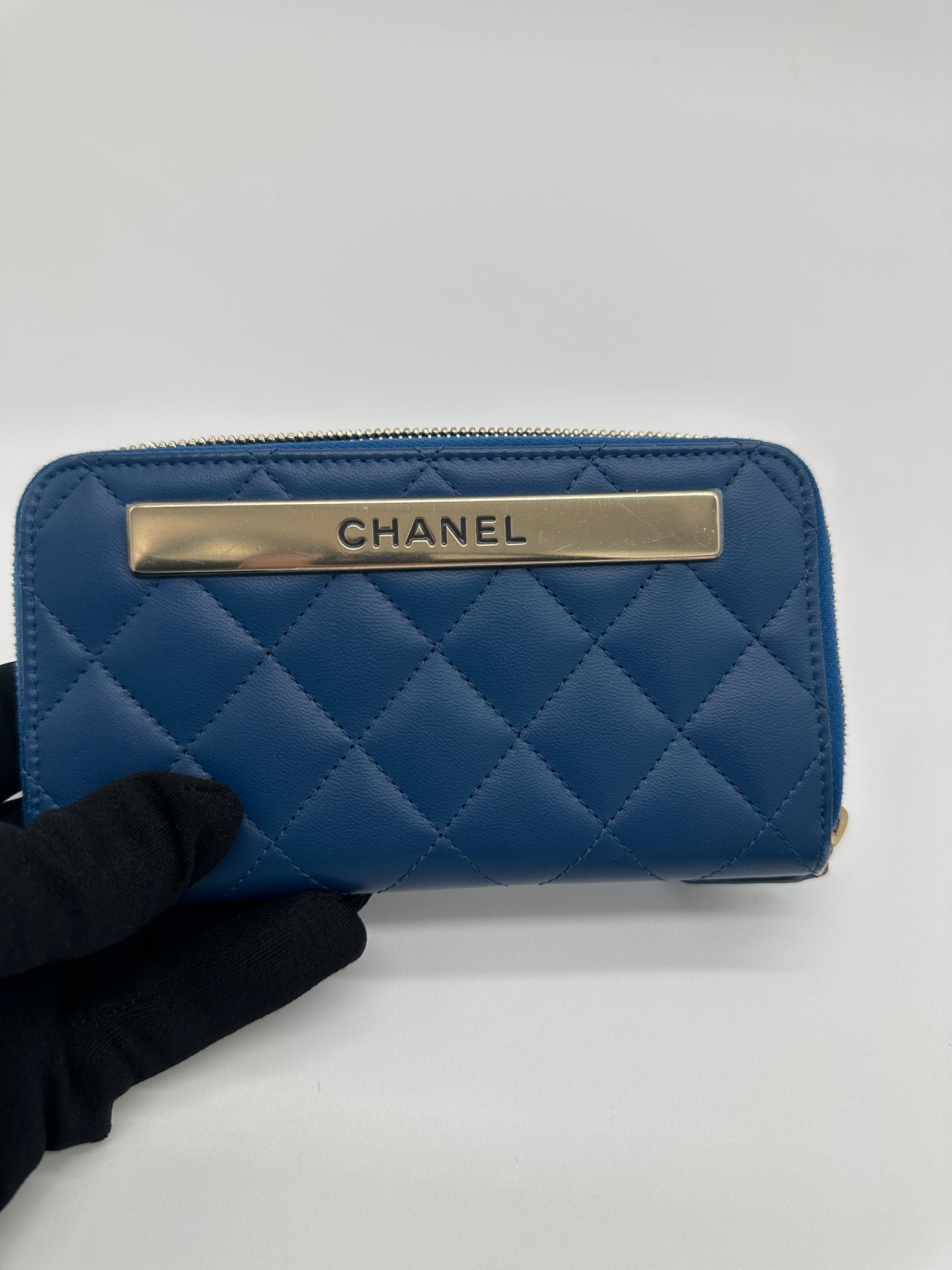 Luxury Soluciens Pre-owned Chanel lambskin leather zippy wallet with silver toned front plate