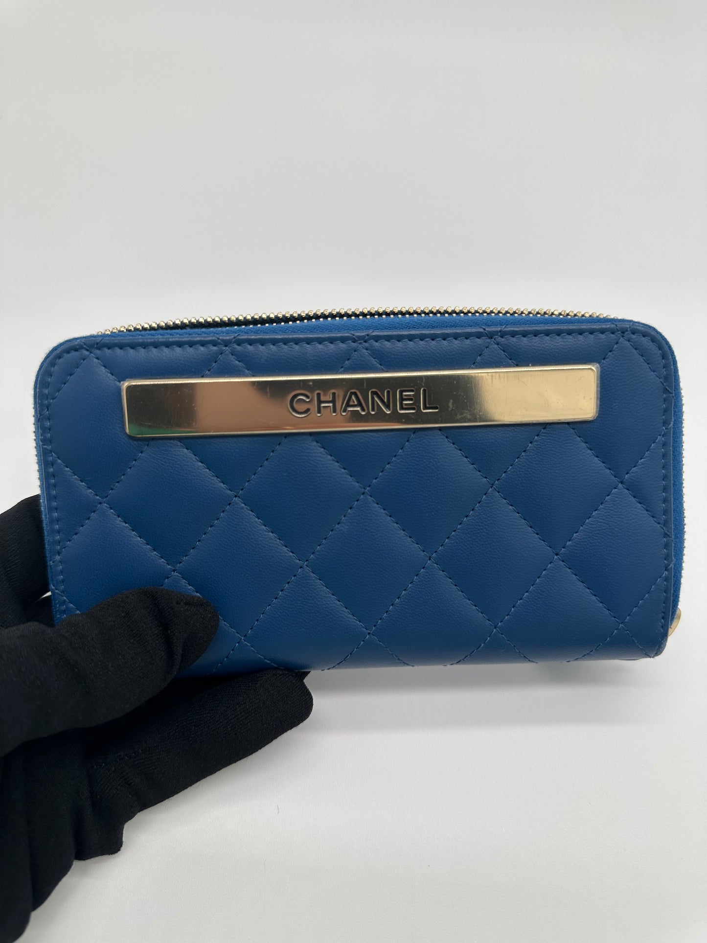 Luxury Soluciens Pre-owned Chanel lambskin leather zippy wallet with silver toned front plate
