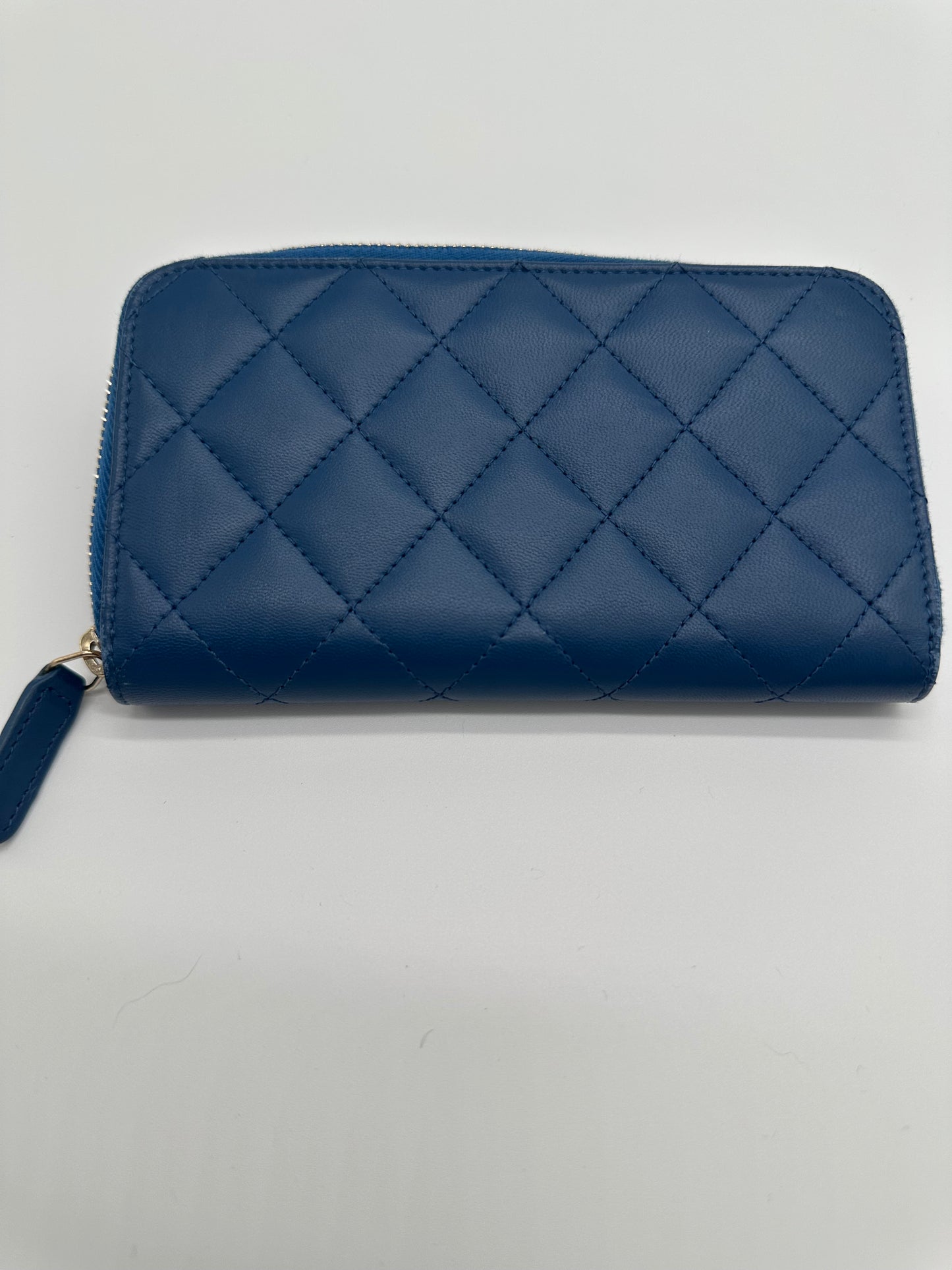 Luxury Soluciens Pre-owned Chanel lambskin leather zippy wallet with silver toned front plate