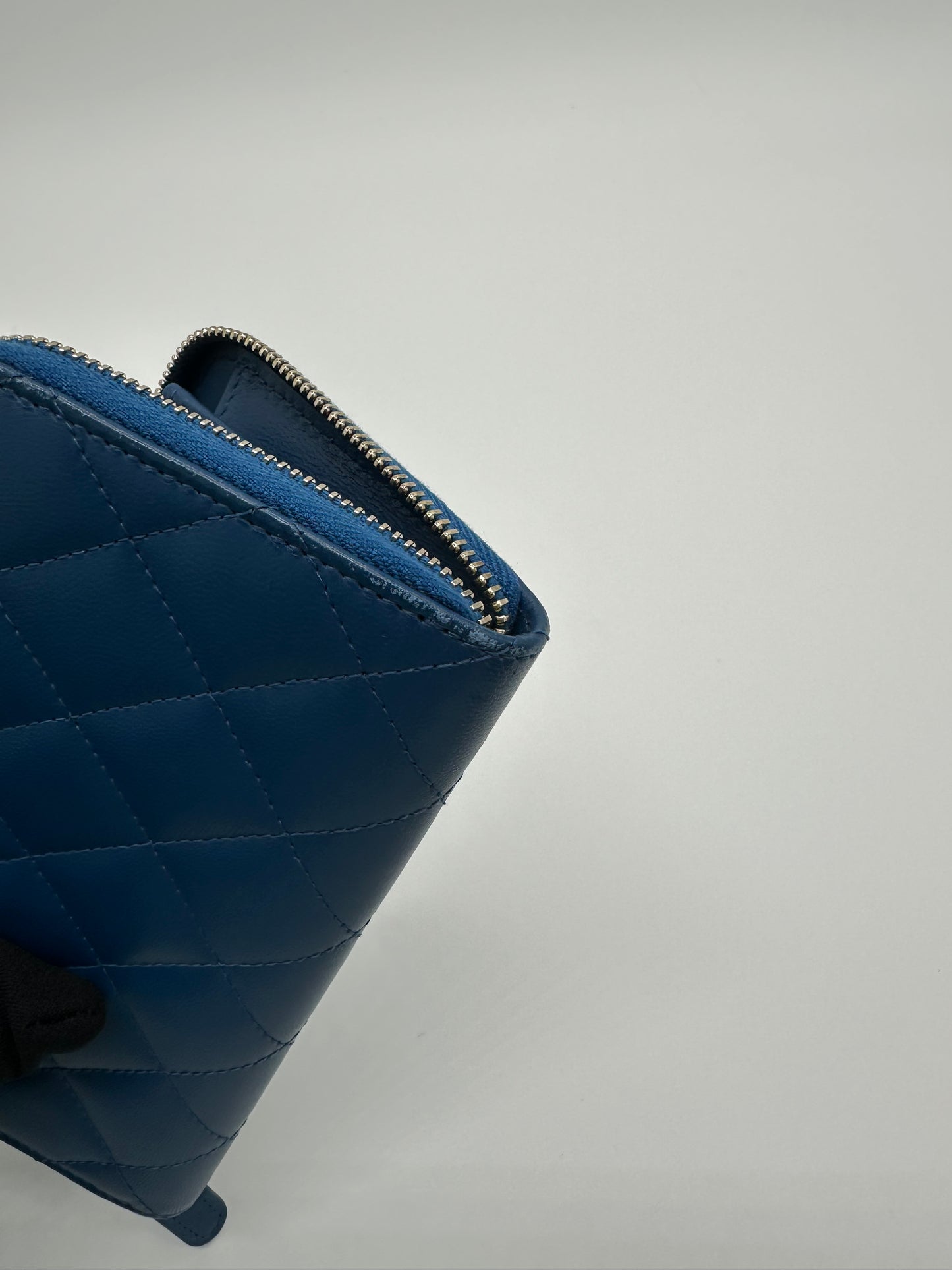 Luxury Soluciens Pre-owned Chanel lambskin leather zippy wallet with silver toned front plate