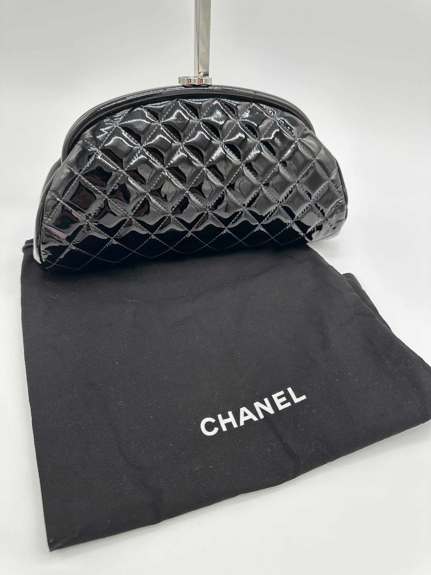 Luxury Soluciens Pre-owned Chanel black patent leather quilted timeless clutch with silver toned hardware