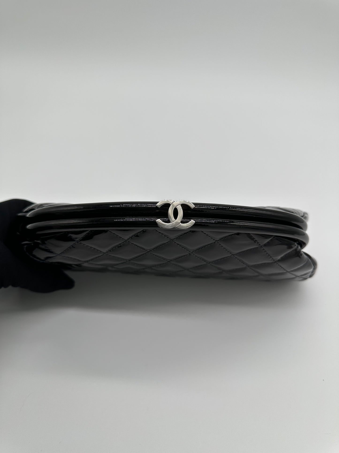 Luxury Soluciens Pre-owned Chanel black patent leather quilted timeless clutch with silver toned hardware