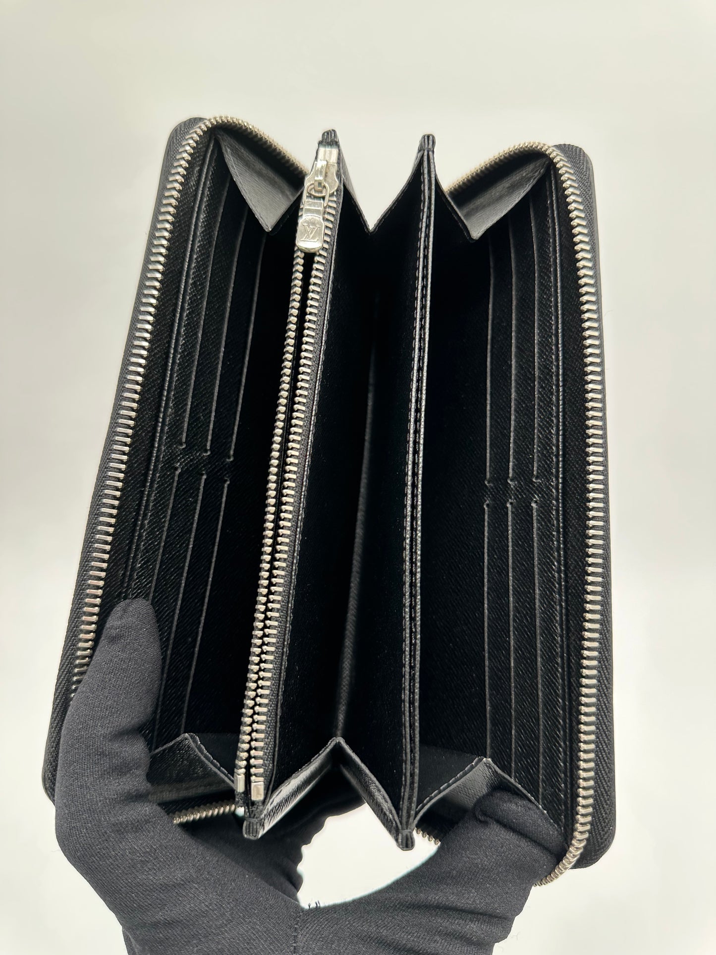 Luxury Soluciens Pre-owned Louis Vuitton black epi leather large zippy wallet