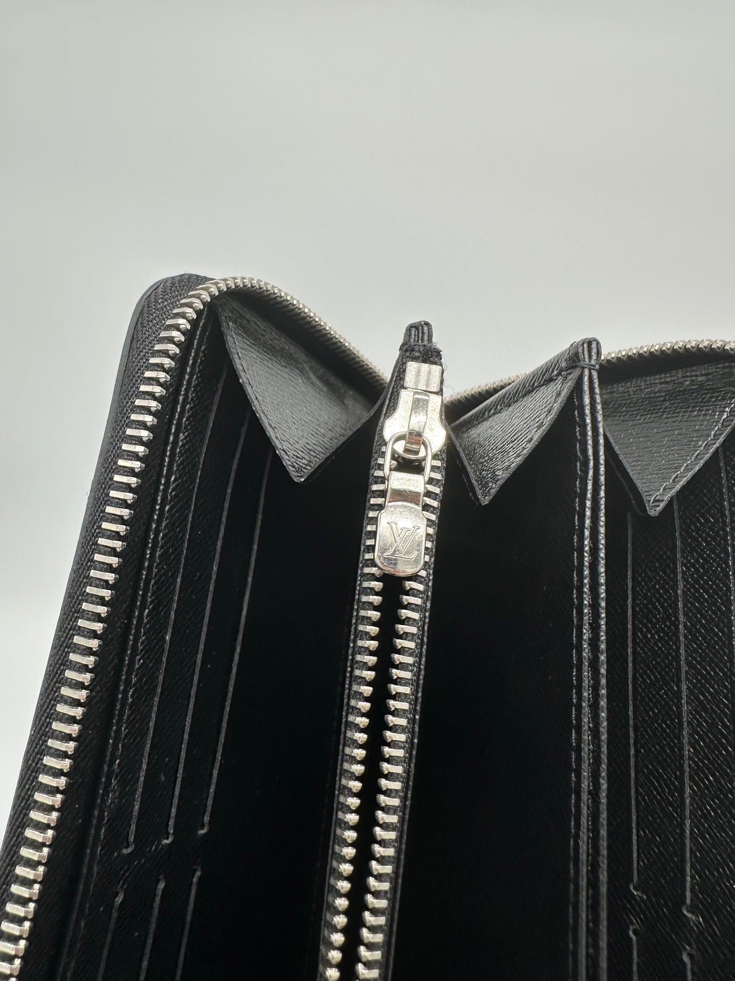 Luxury Soluciens Pre-owned Louis Vuitton black epi leather large zippy wallet
