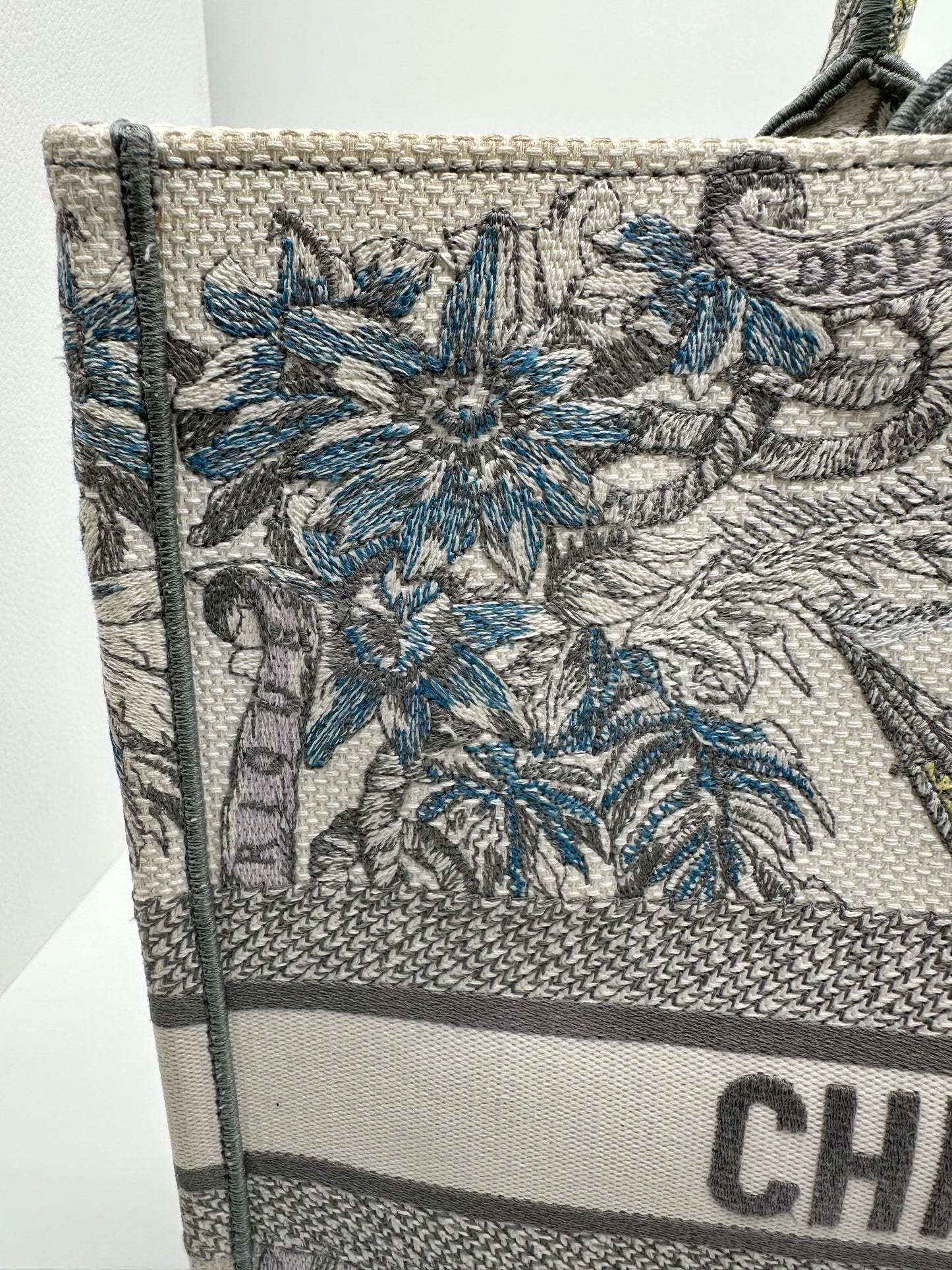 Luxury Soluciens Pre-owned DIOR large book tote with Latte embroidery