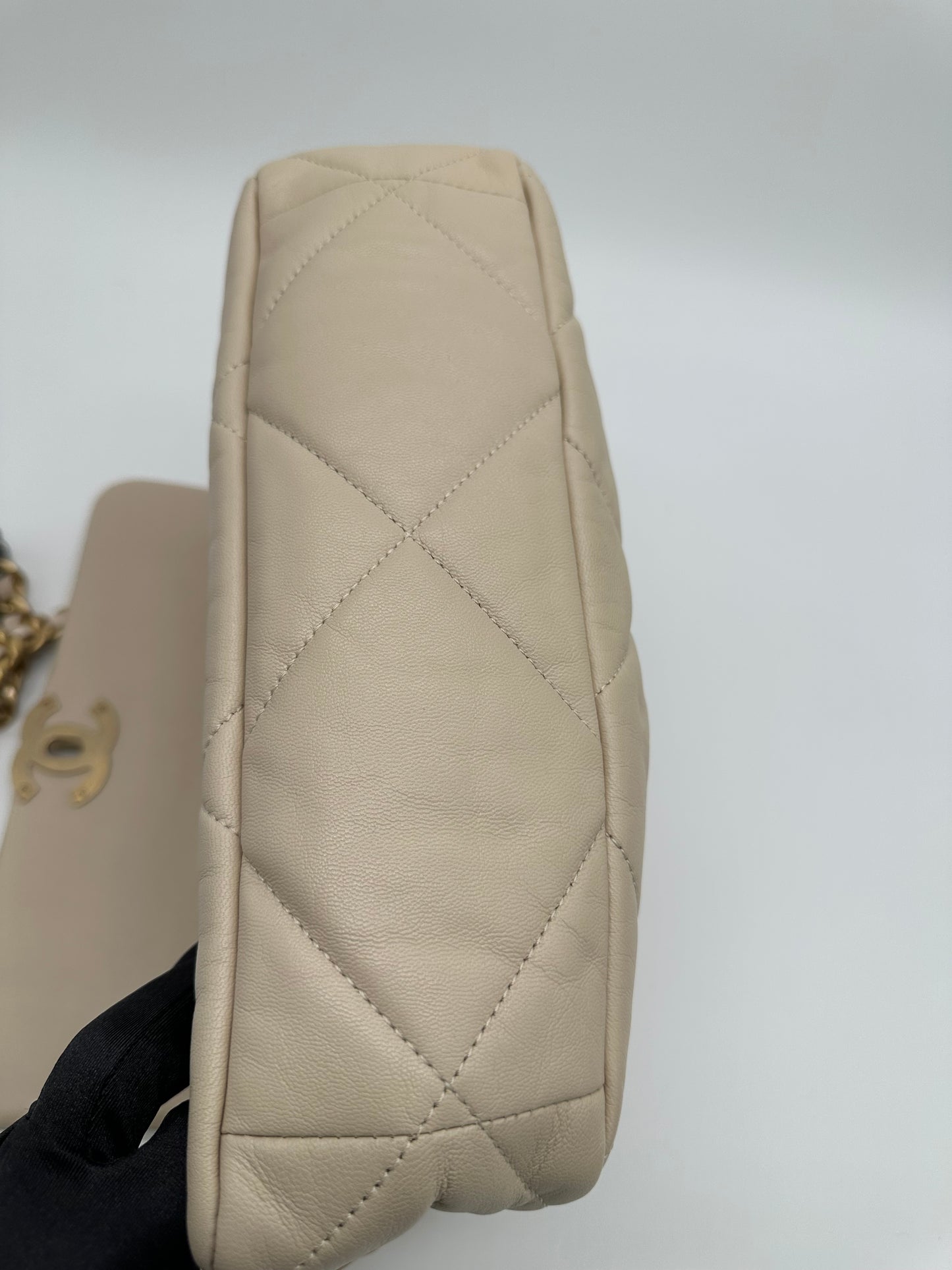 Luxury Soluciens Pre-owned Large Chanel 19 in Cream Lambskin Leather