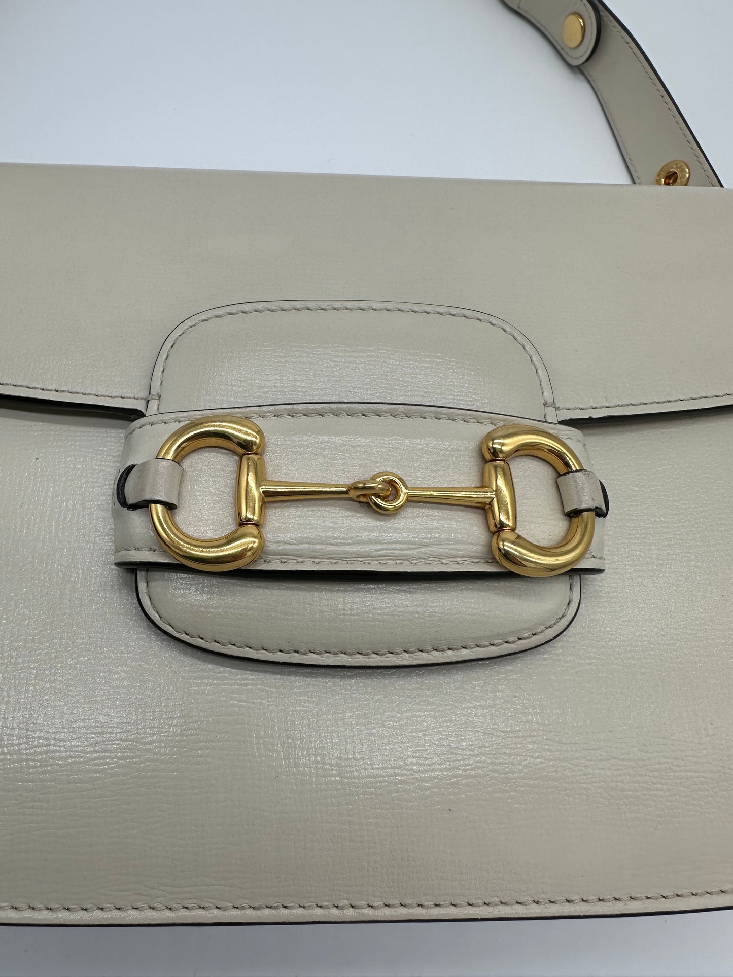 Luxury Soluciens Pre-owned Gucci horsebit 1955 small shoulder bag with adjustable strap in off white leather