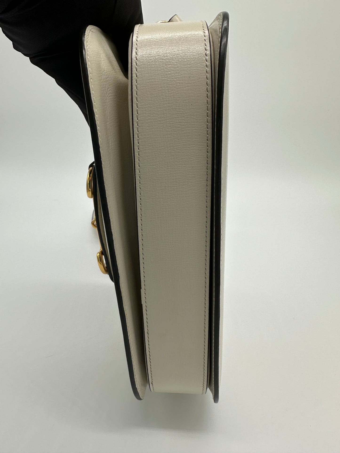 Luxury Soluciens Pre-owned Gucci horsebit 1955 small shoulder bag with adjustable strap in off white leather