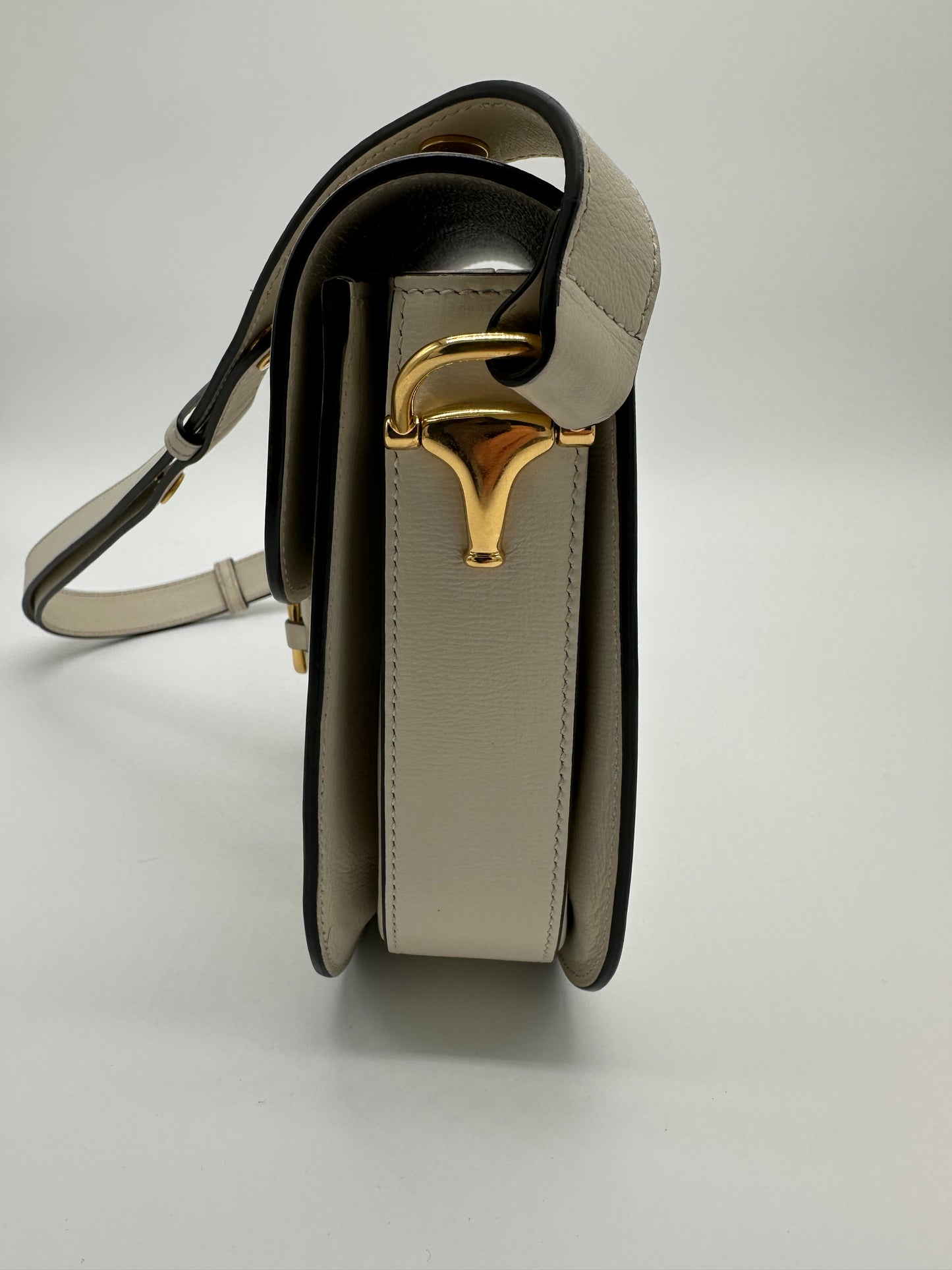 Luxury Soluciens Pre-owned Gucci horsebit 1955 small shoulder bag with adjustable strap in off white leather
