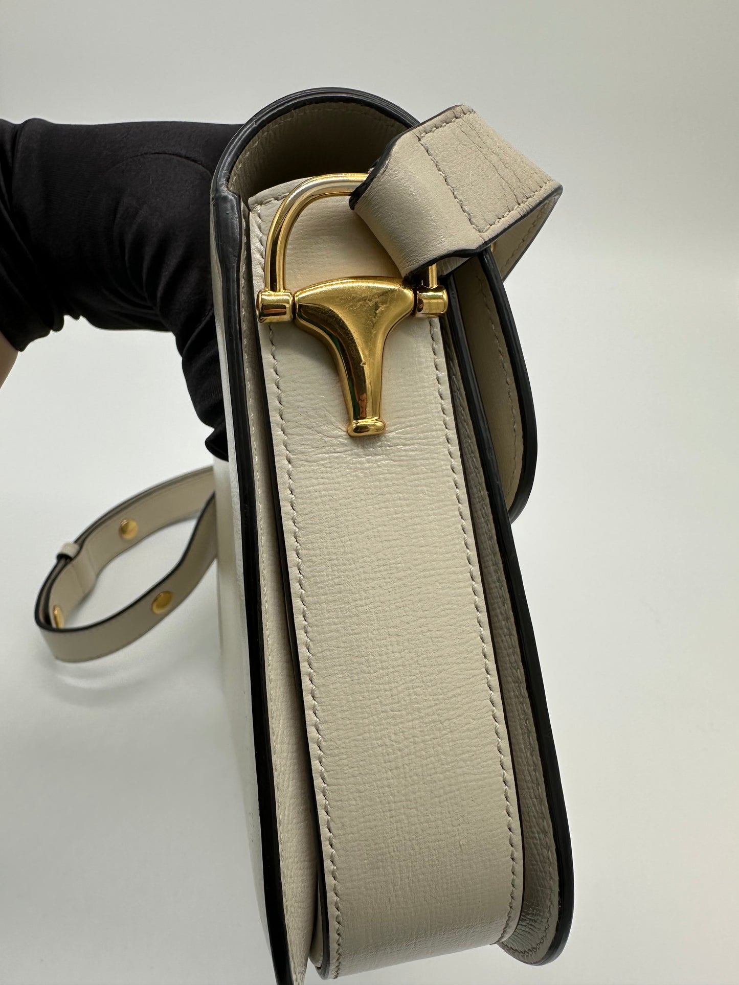 Luxury Soluciens Pre-owned Gucci horsebit 1955 small shoulder bag with adjustable strap in off white leather