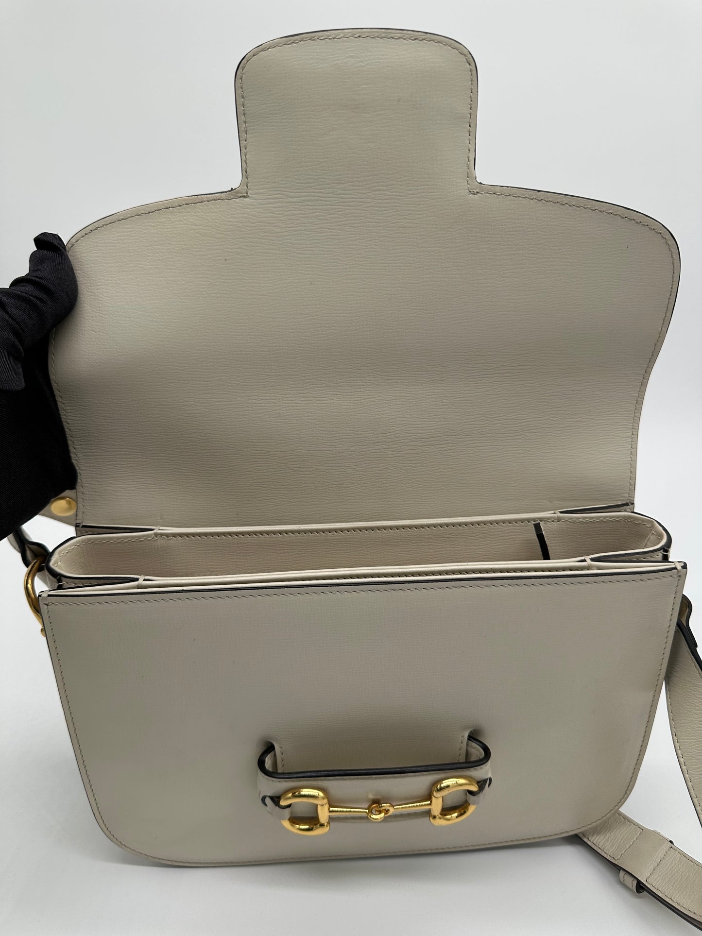 Luxury Soluciens Pre-owned Gucci horsebit 1955 small shoulder bag with adjustable strap in off white leather