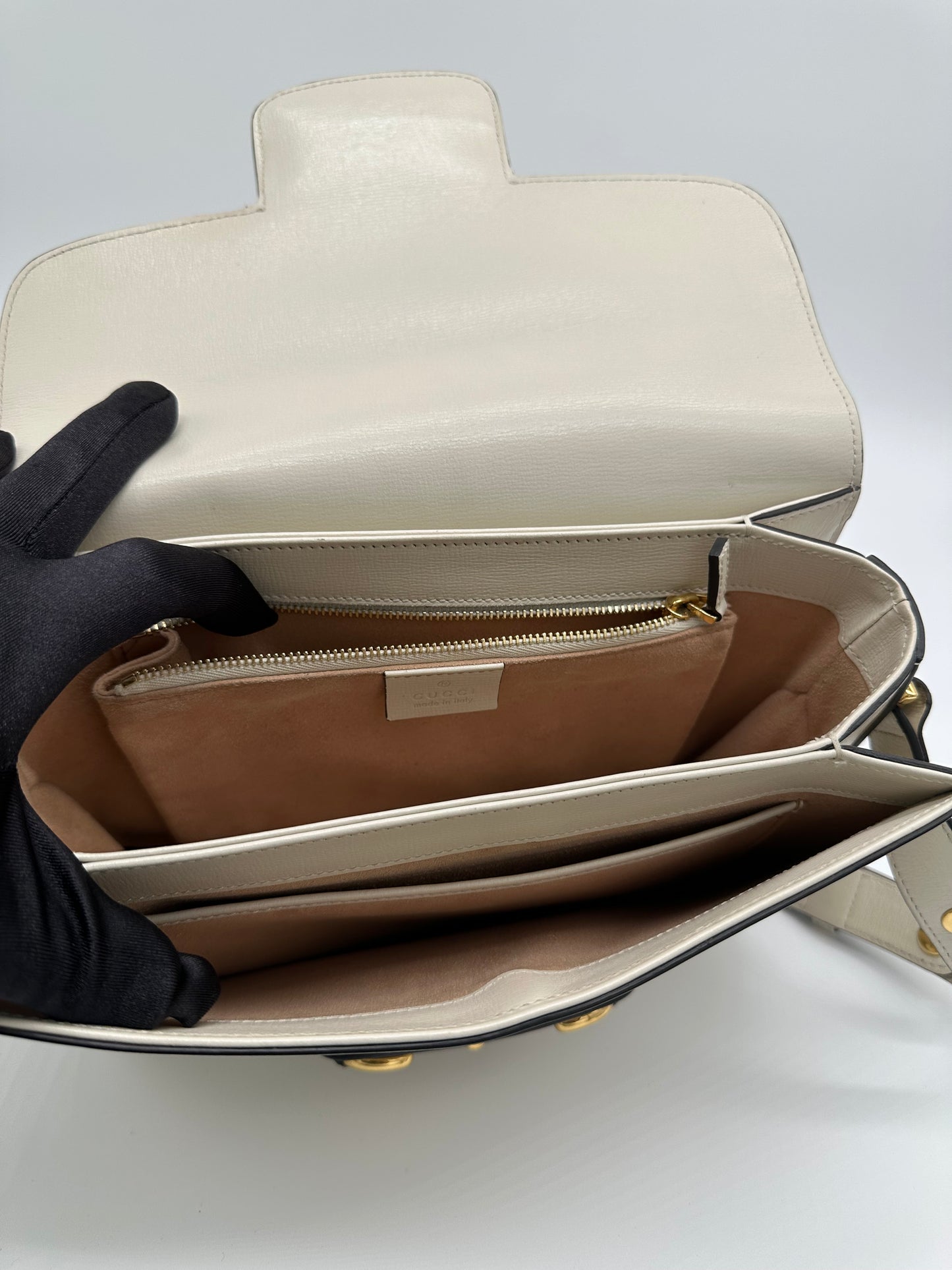 Luxury Soluciens Pre-owned Gucci horsebit 1955 small shoulder bag with adjustable strap in off white leather