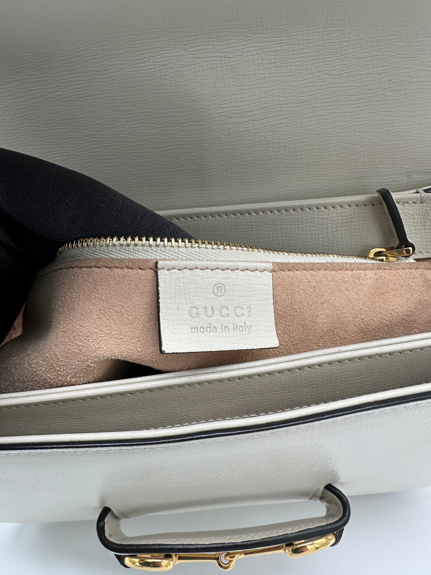 Luxury Soluciens Pre-owned Gucci horsebit 1955 small shoulder bag with adjustable strap in off white leather