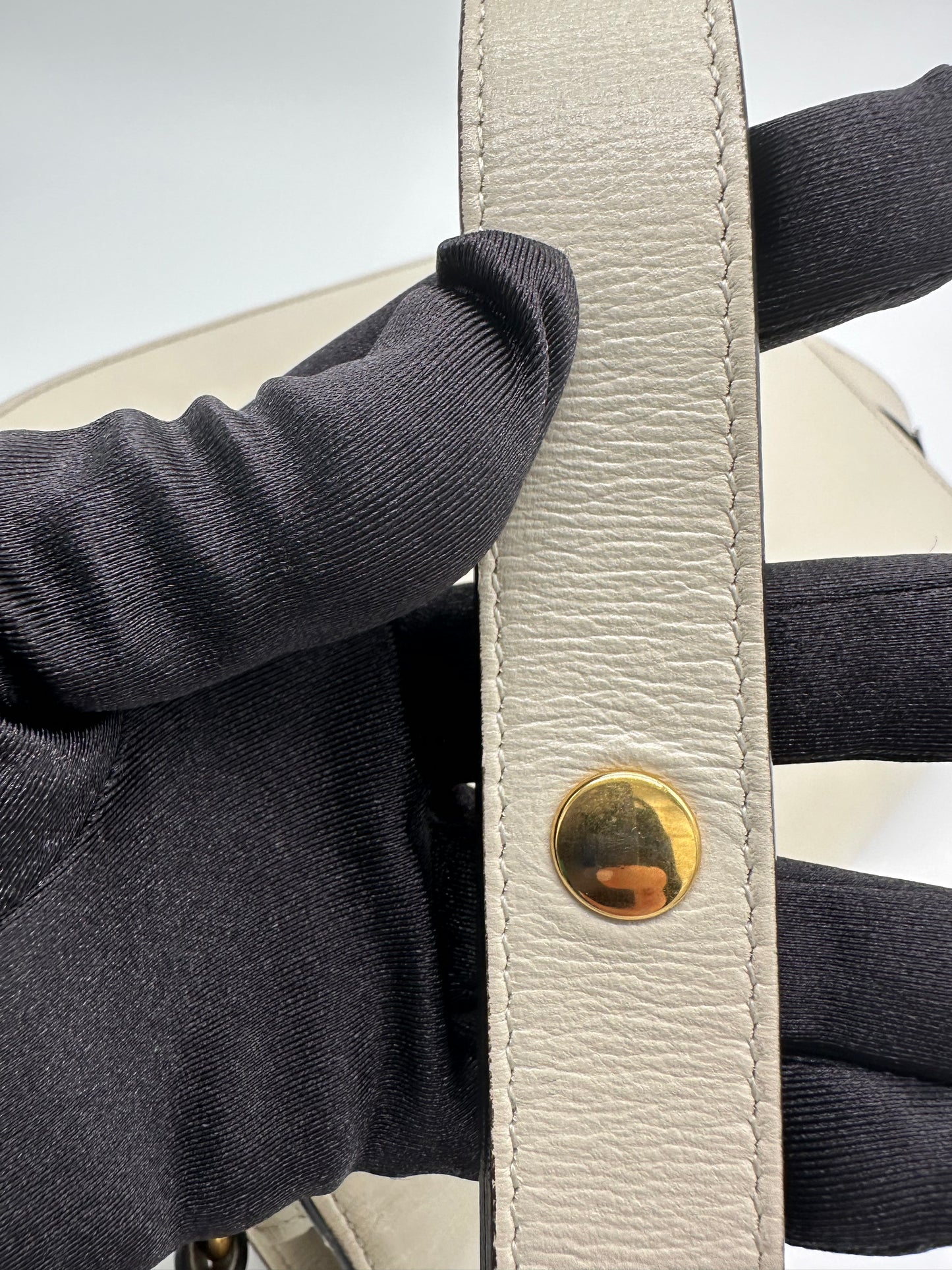 Luxury Soluciens Pre-owned Gucci horsebit 1955 small shoulder bag with adjustable strap in off white leather