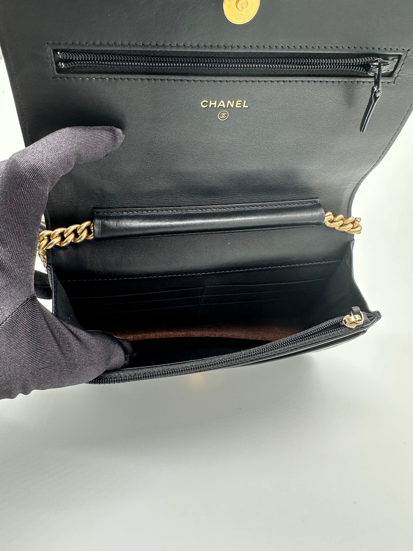 Luxury Soluciens Pre-Owned Chanel Wallet On a Chain in Black Caviar Leather