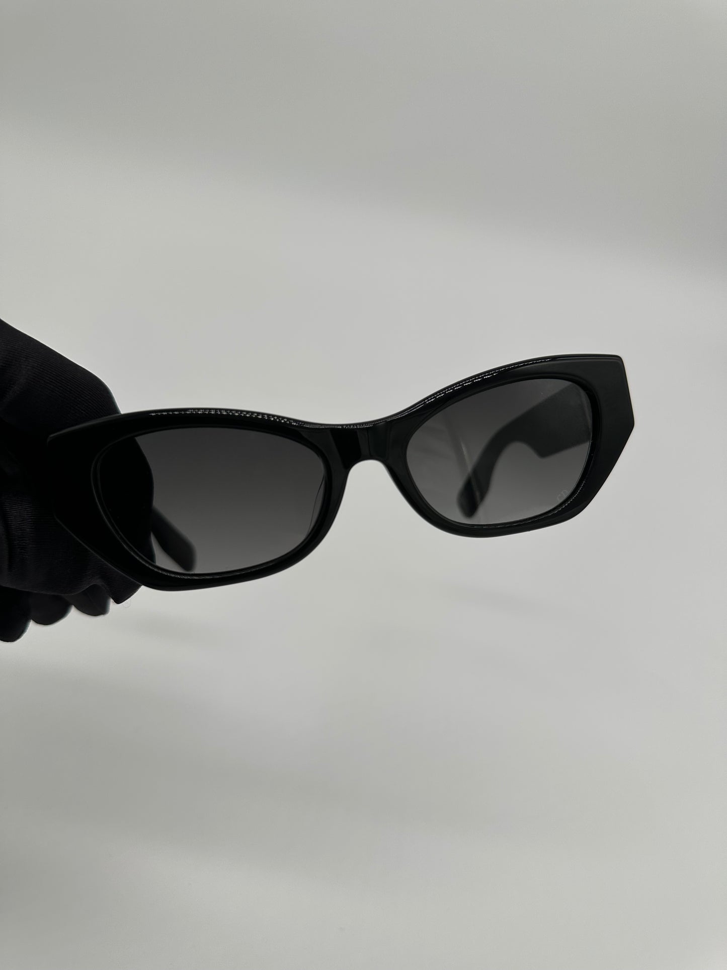 Luxury Soluciens Pre-Owned DIOR slim Sunglasses in Black