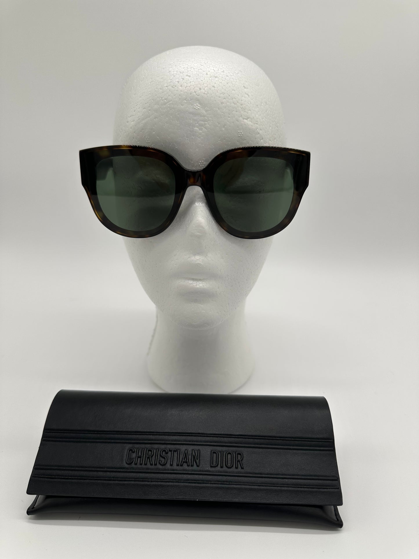 Luxury Soluciens Pre-Owned sunglasses in modern shell