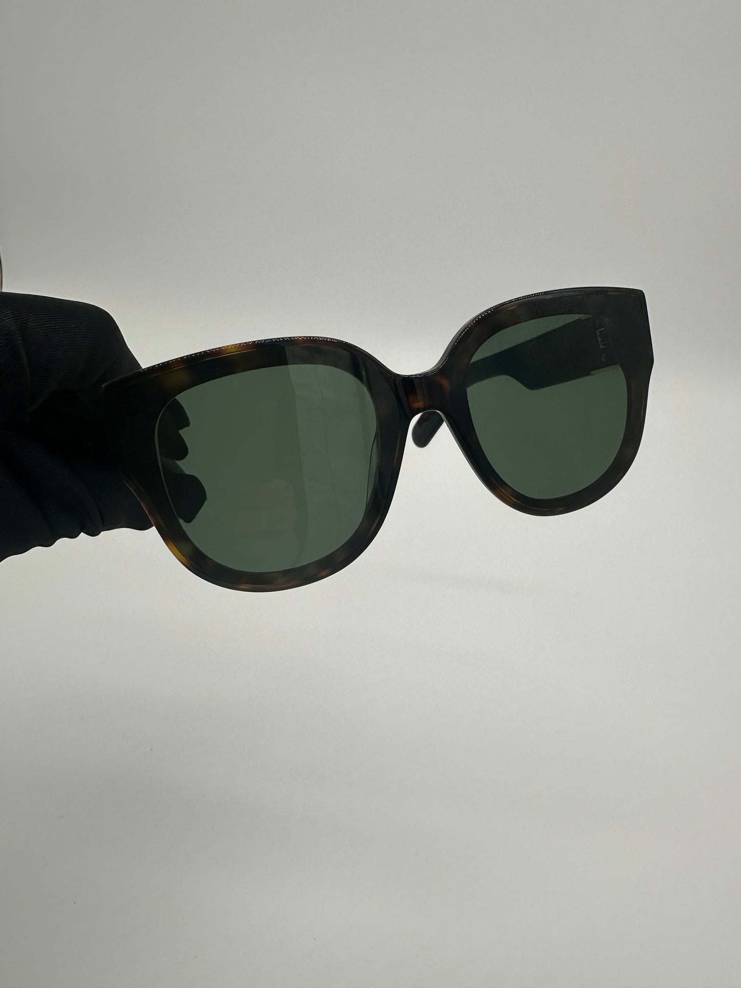 Luxury Soluciens Pre-Owned sunglasses in modern shell
