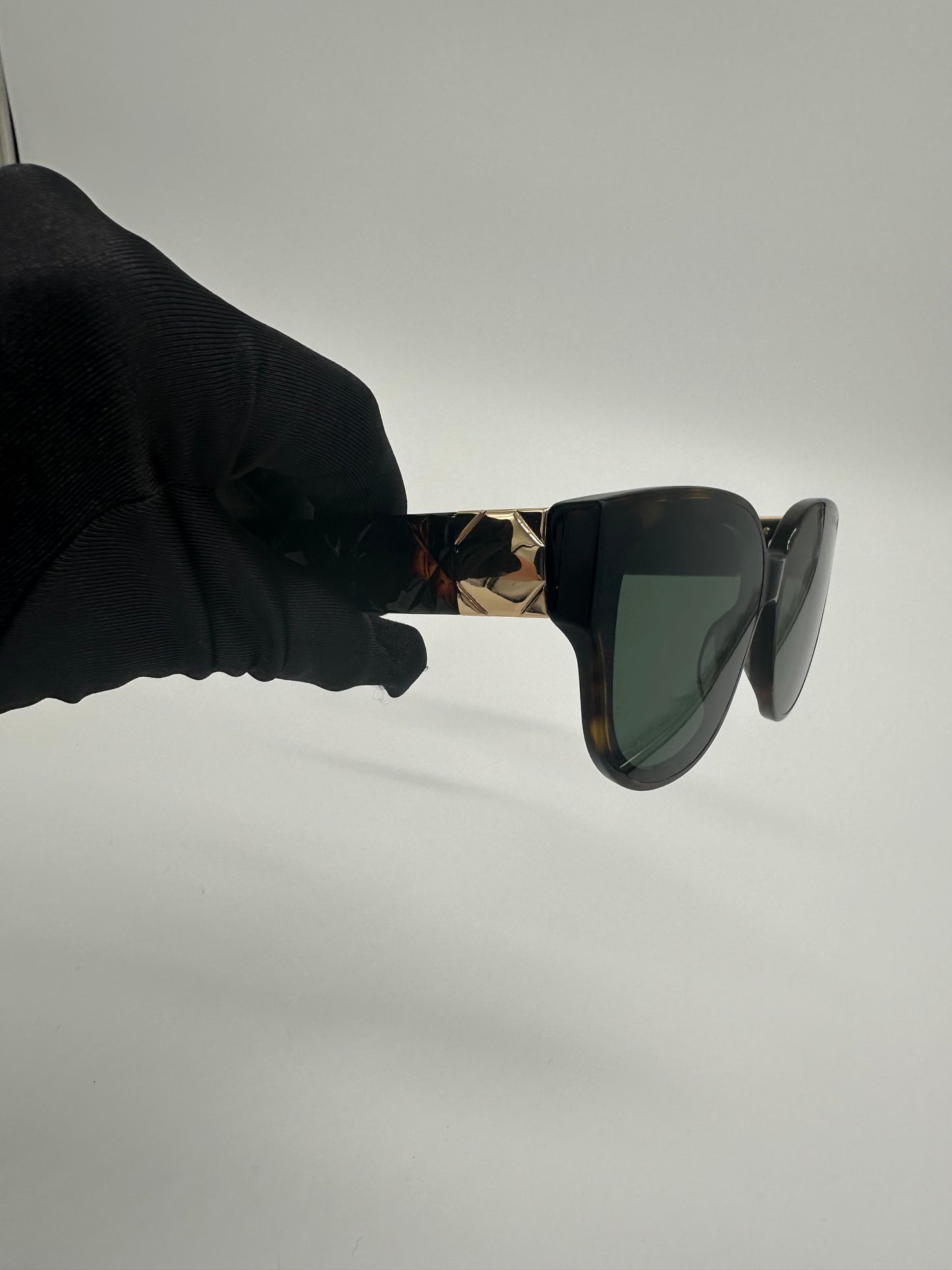 Luxury Soluciens Pre-Owned sunglasses in modern shell