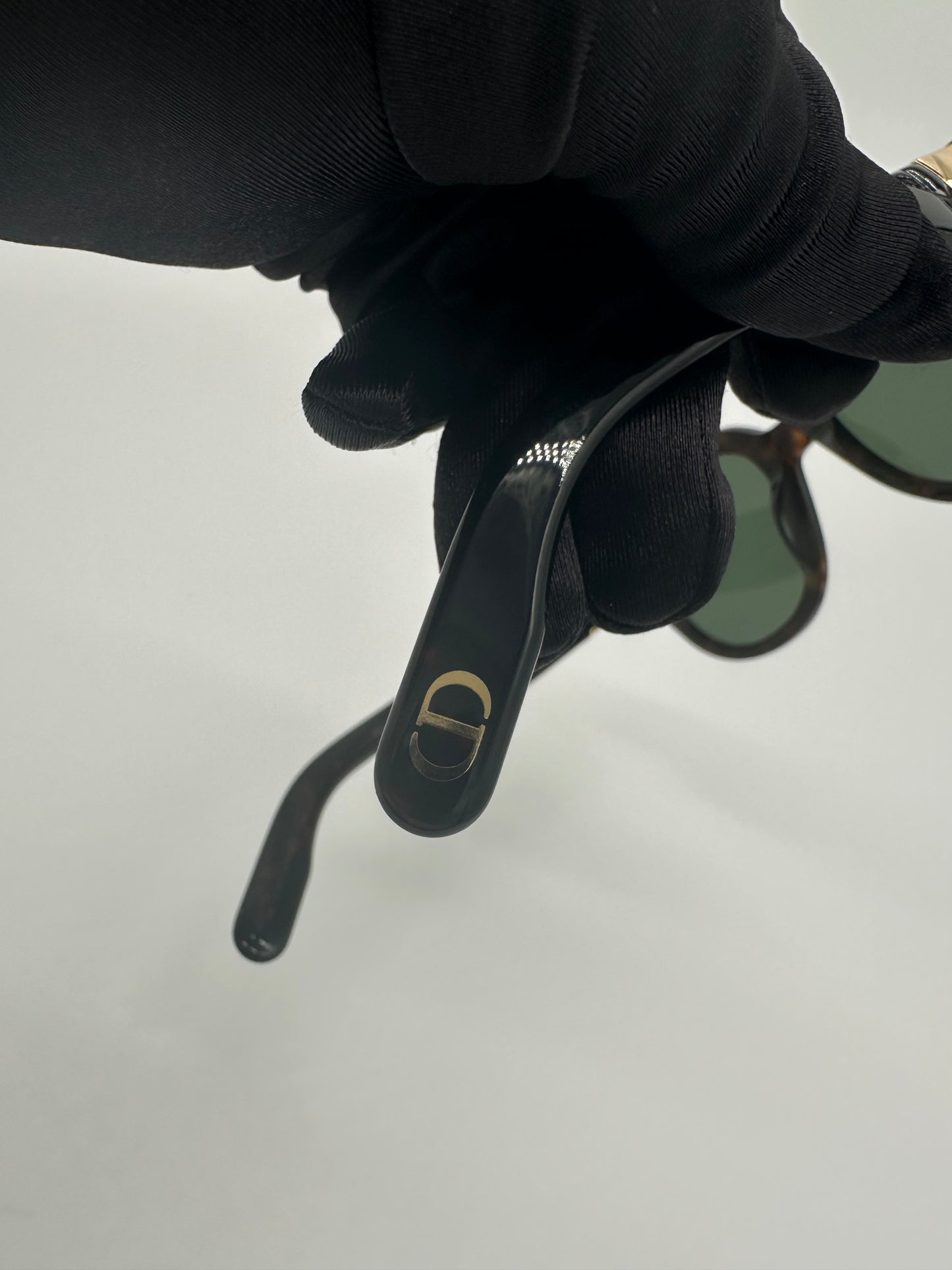 Luxury Soluciens Pre-Owned sunglasses in modern shell