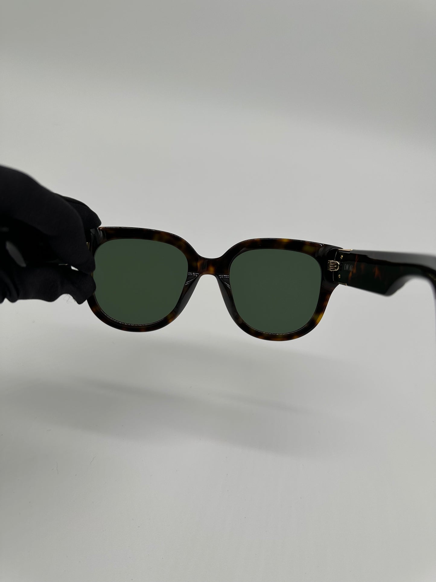 Luxury Soluciens Pre-Owned sunglasses in modern shell