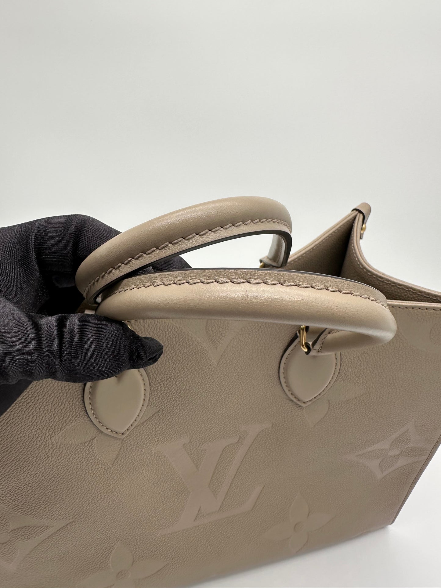 Luxury Soluciens Pre-owned Louis Vuitton MM on the Go in Empriente Leather in Turtle Dove