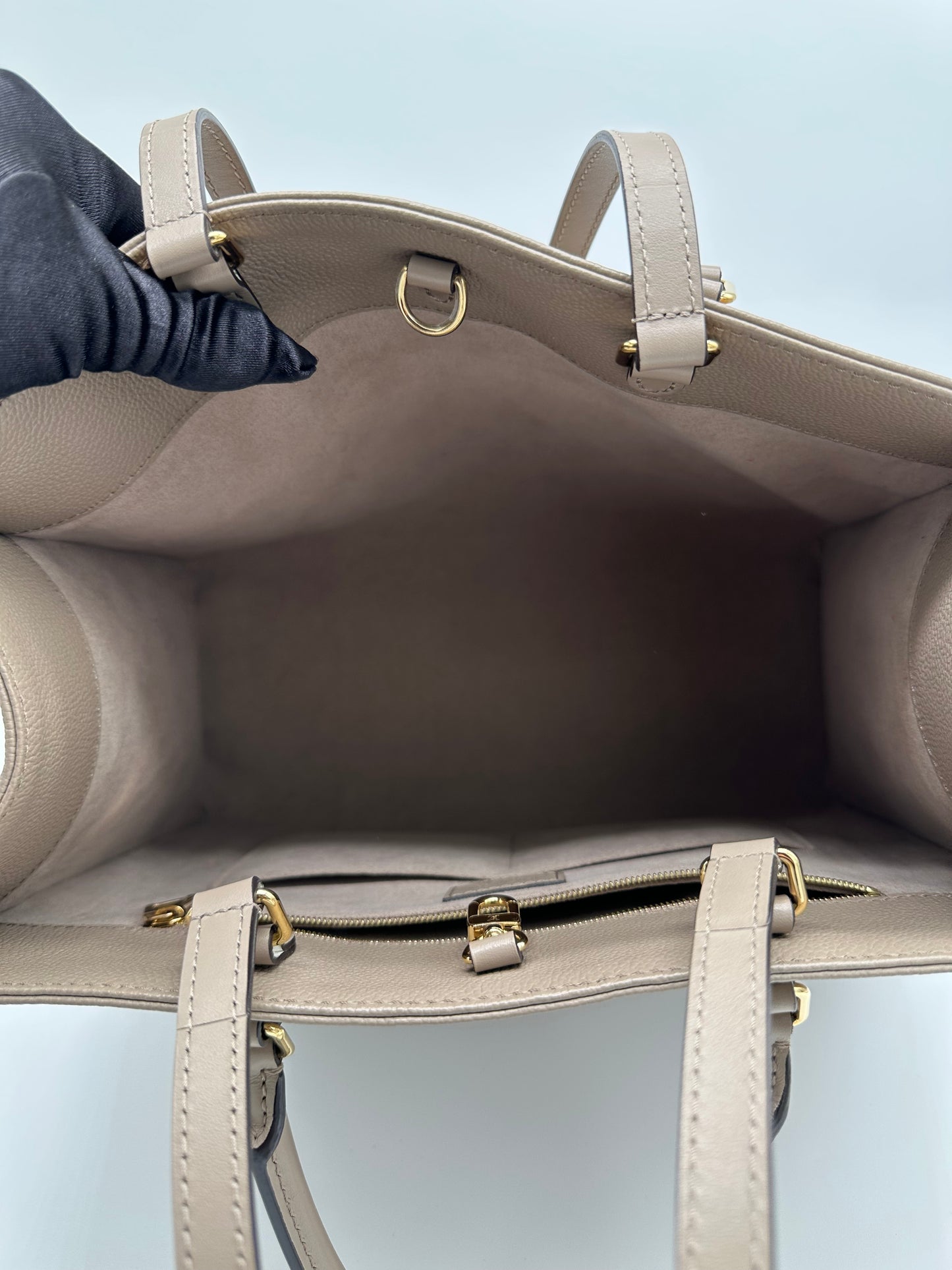 Luxury Soluciens Pre-owned Louis Vuitton MM on the Go in Empriente Leather in Turtle Dove