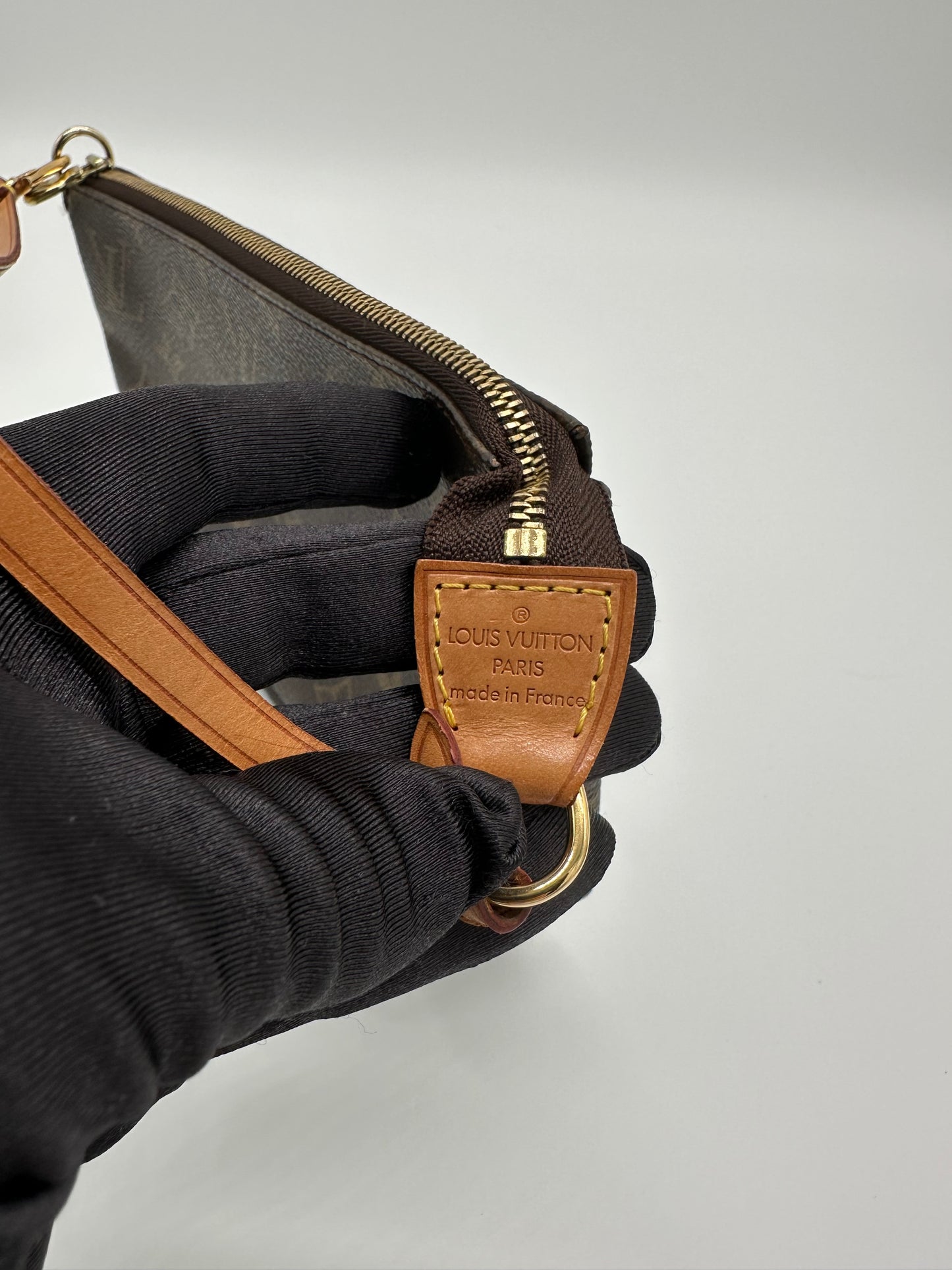 Luxury Soluciens Pre-Owned Louis Vuitton Vintage Monogram Coated Canvas Pochette