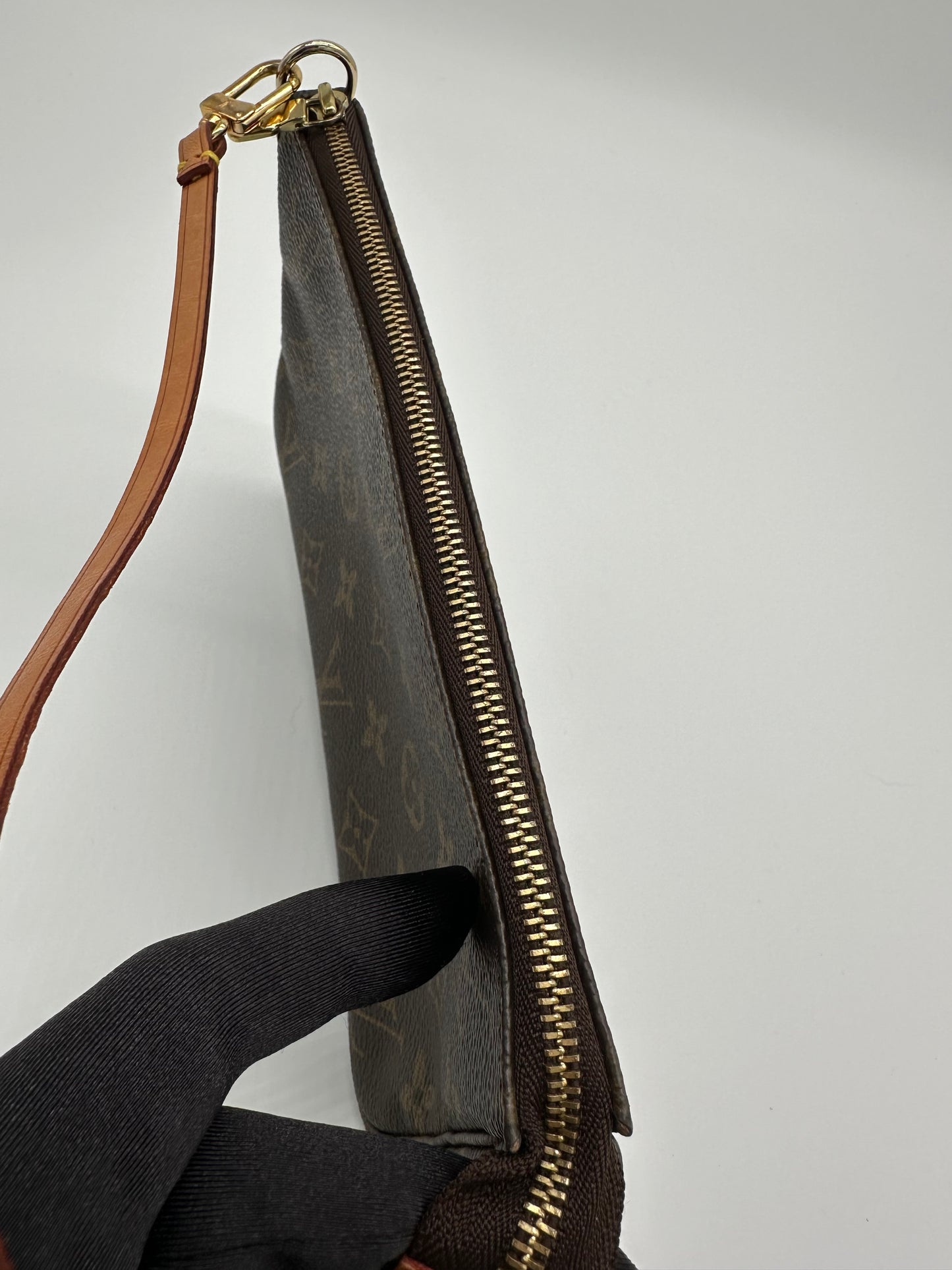 Luxury Soluciens Pre-Owned Louis Vuitton Vintage Monogram Coated Canvas Pochette