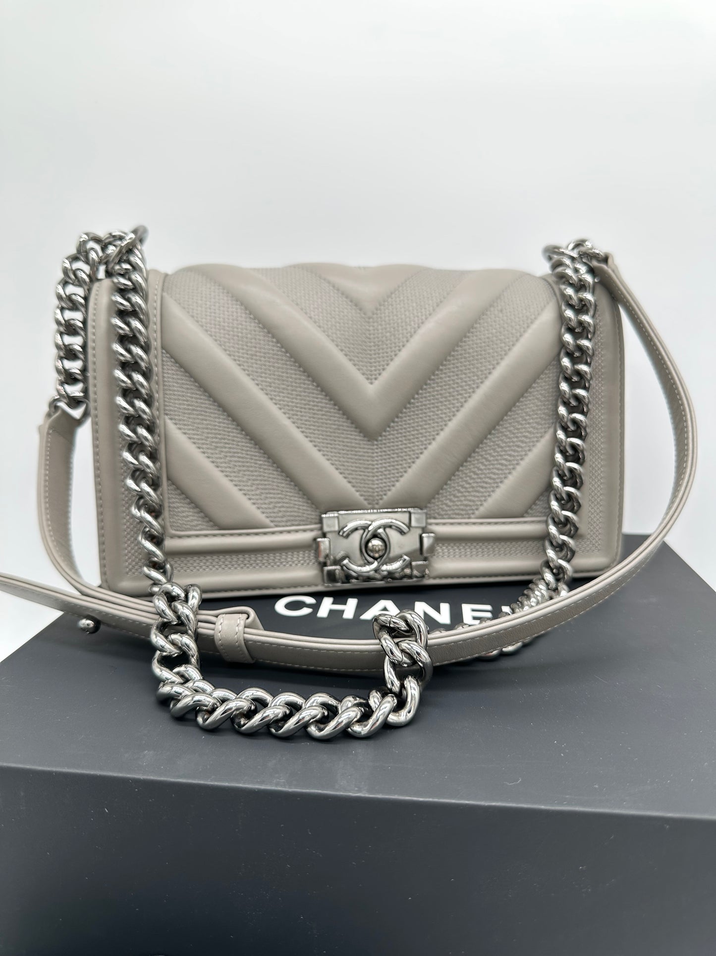 Luxury Soluciens Pre-Owned Chanel Boy Grey Chevron Calfskin Leather Crossbody Bag