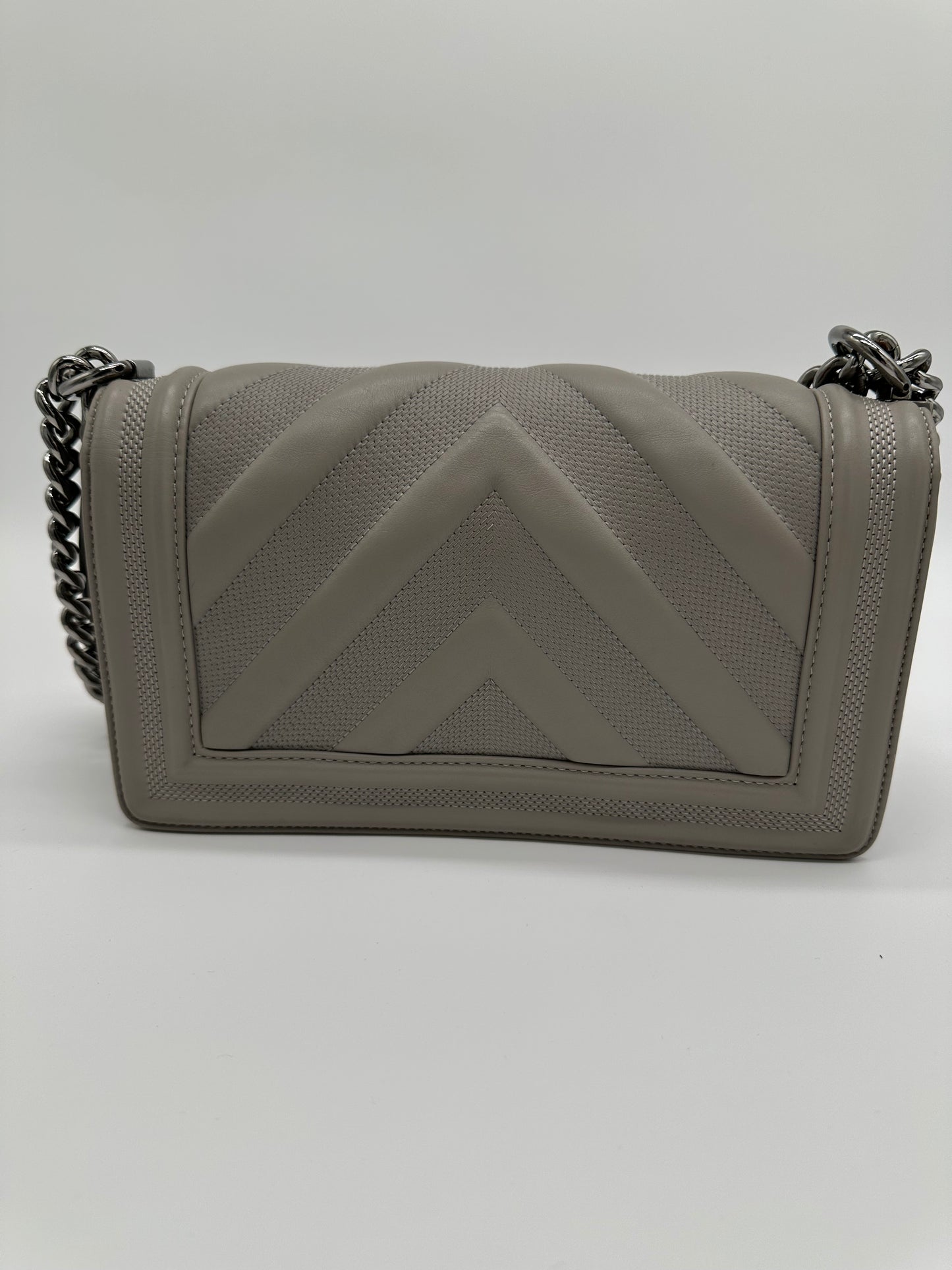 Luxury Soluciens Pre-Owned Chanel Boy Grey Chevron Calfskin Leather Crossbody Bag