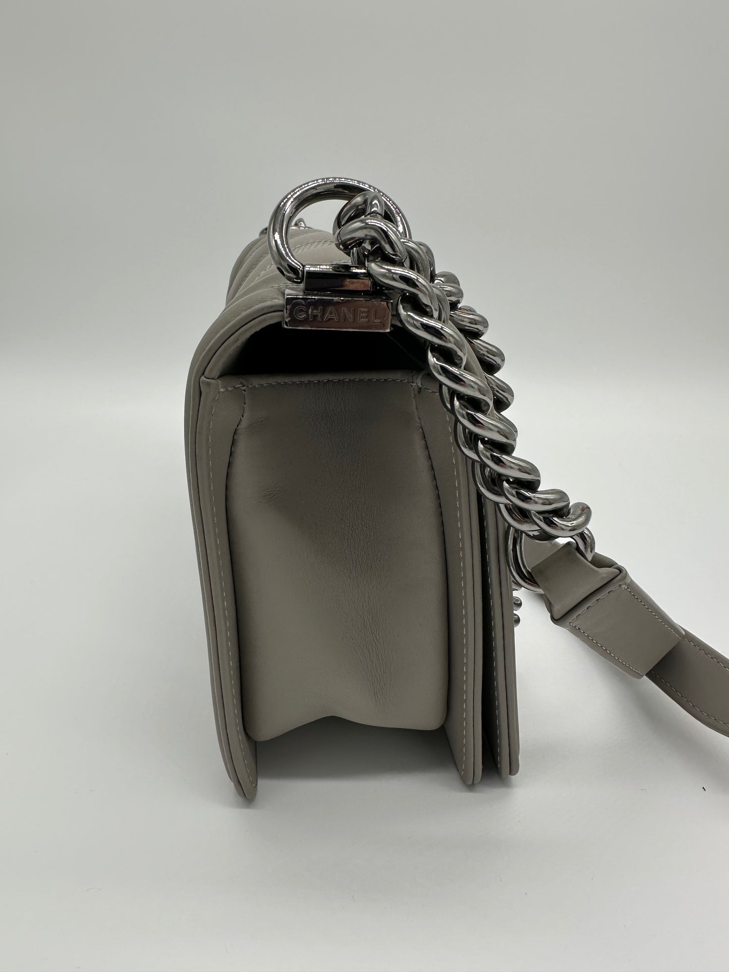 Luxury Soluciens Pre-Owned Chanel Boy Grey Chevron Calfskin Leather Crossbody Bag