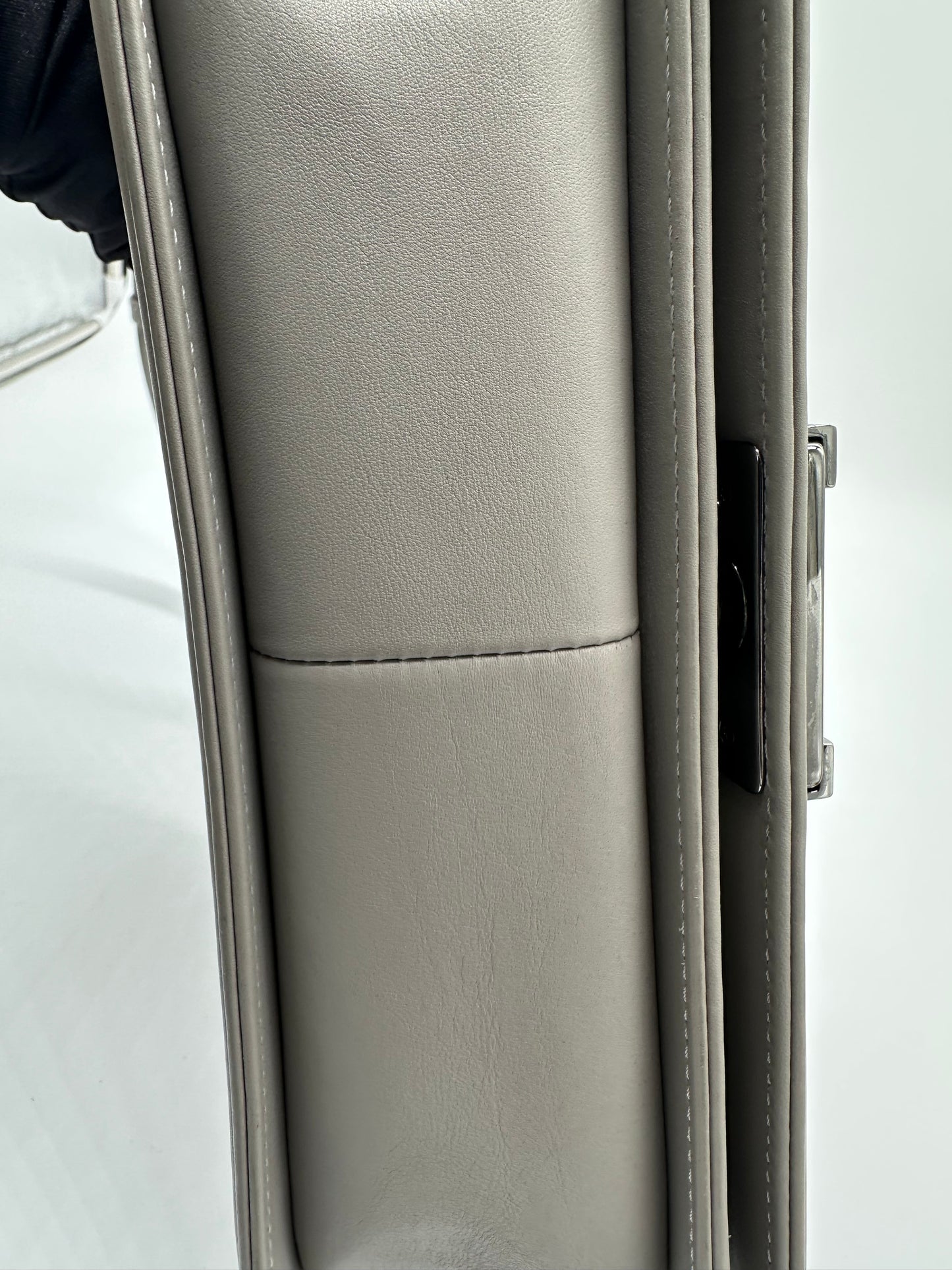 Luxury Soluciens Pre-Owned Chanel Boy Grey Chevron Calfskin Leather Crossbody Bag