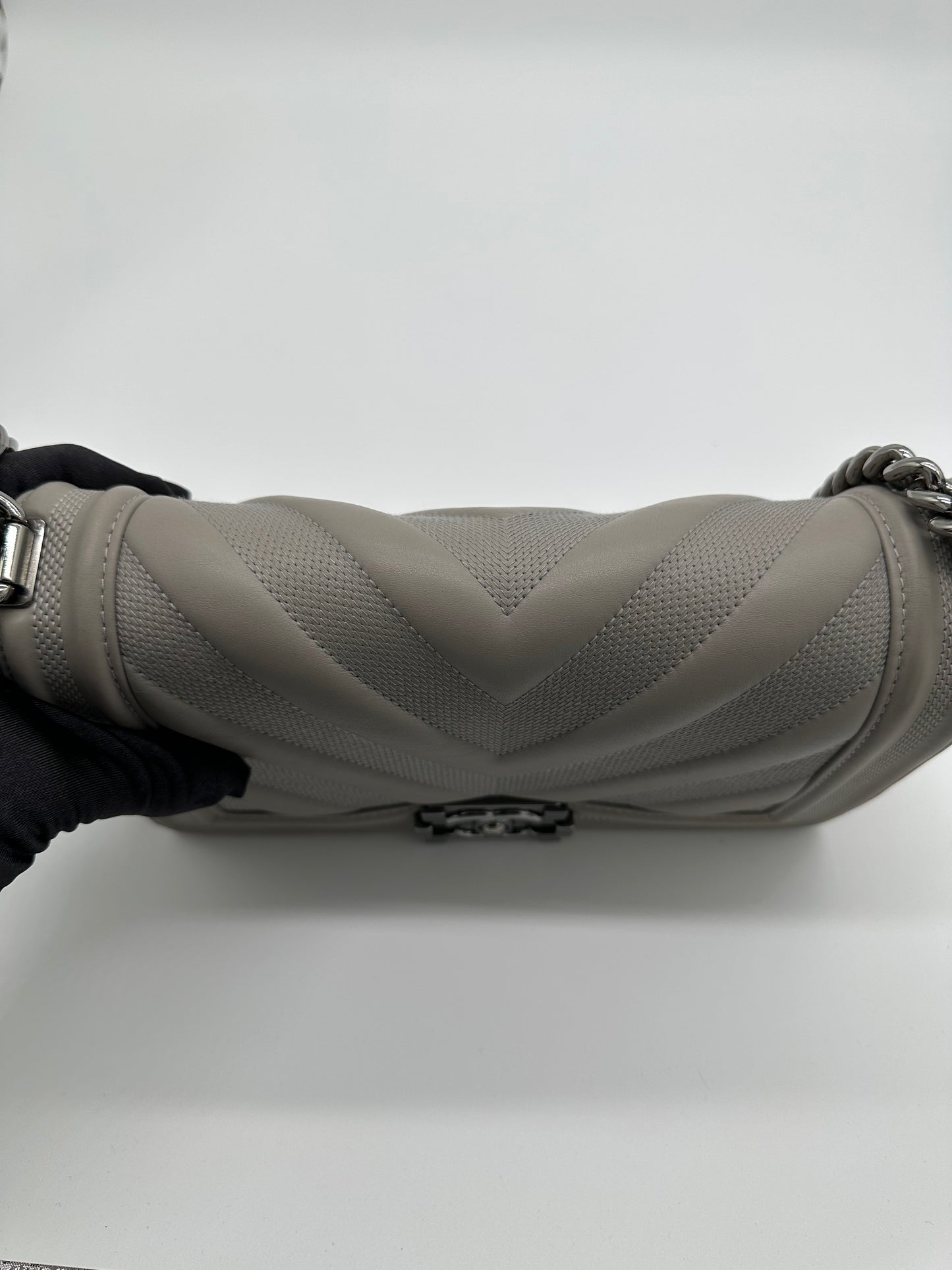 Luxury Soluciens Pre-Owned Chanel Boy Grey Chevron Calfskin Leather Crossbody Bag