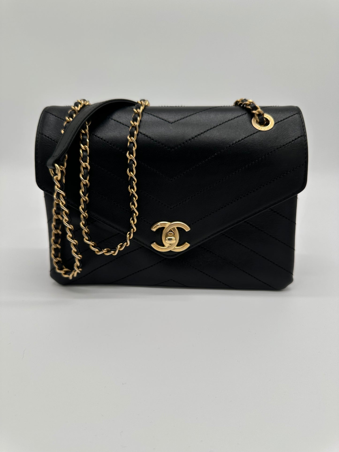Luxury Soluciens Pre-Owned Chanel Black Chevron Crossbody Bag with Gold-Toned Hardware