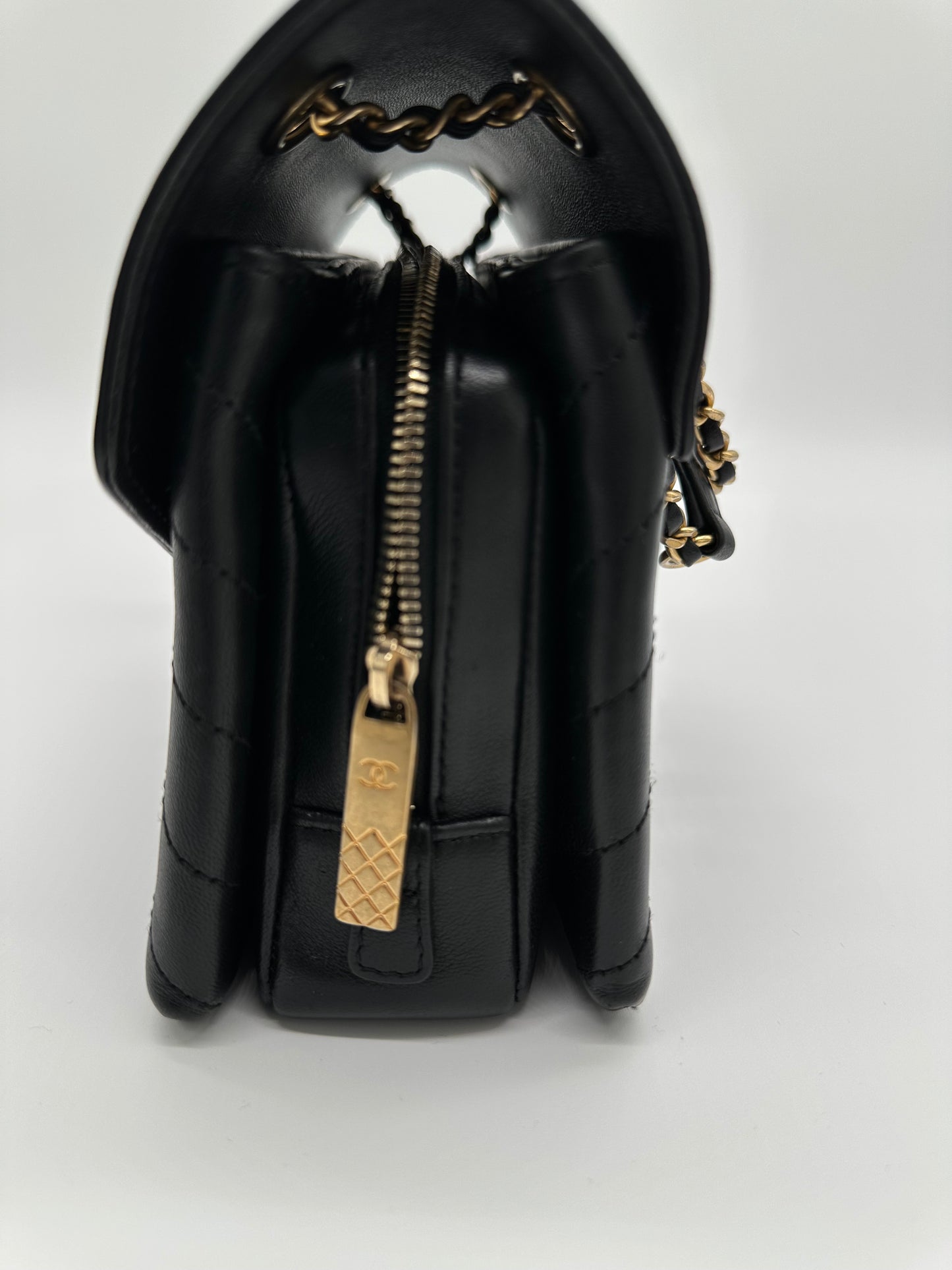 Luxury Soluciens Pre-Owned Chanel Black Chevron Crossbody Bag with Gold-Toned Hardware