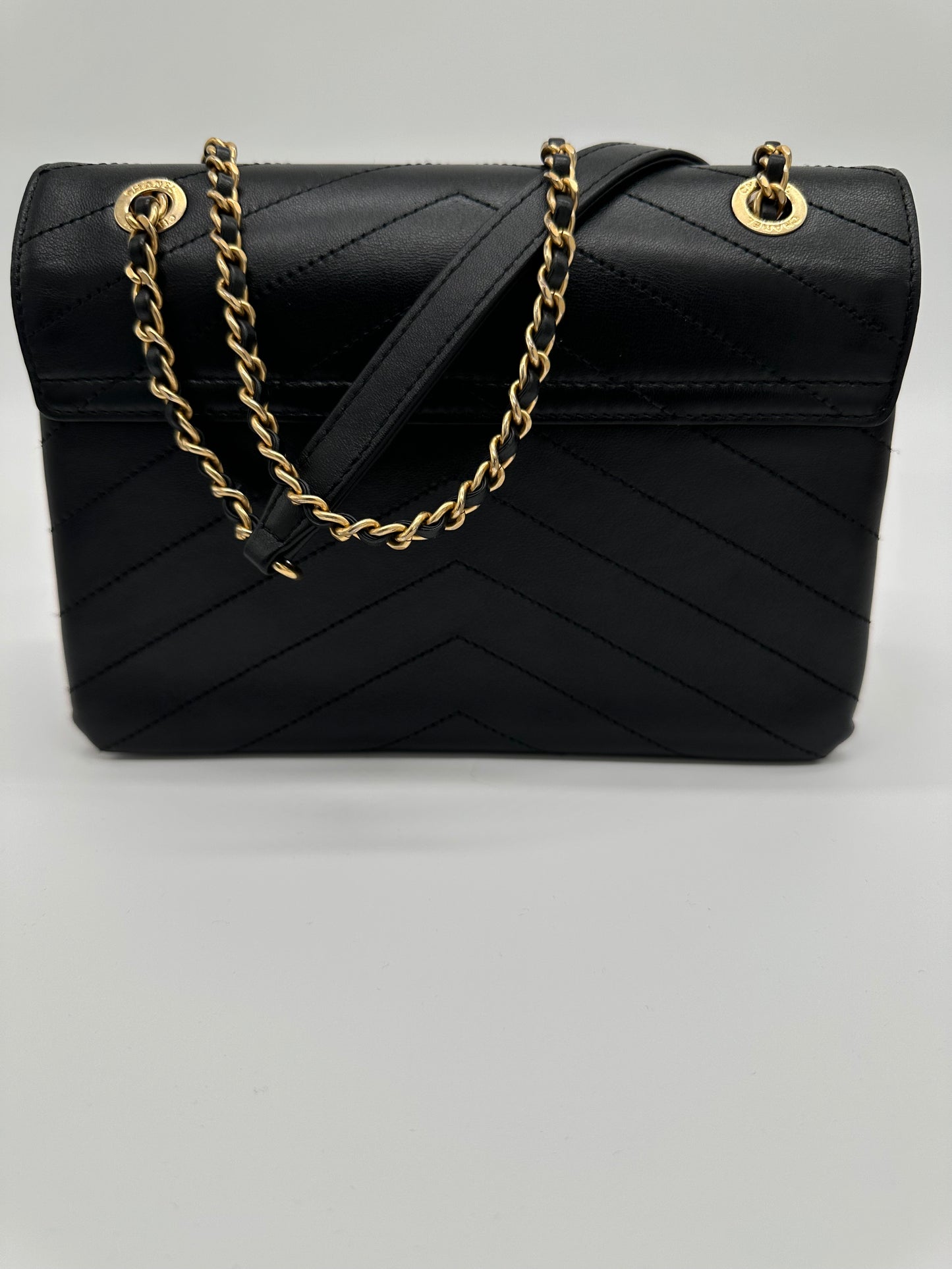 Luxury Soluciens Pre-Owned Chanel Black Chevron Crossbody Bag with Gold-Toned Hardware