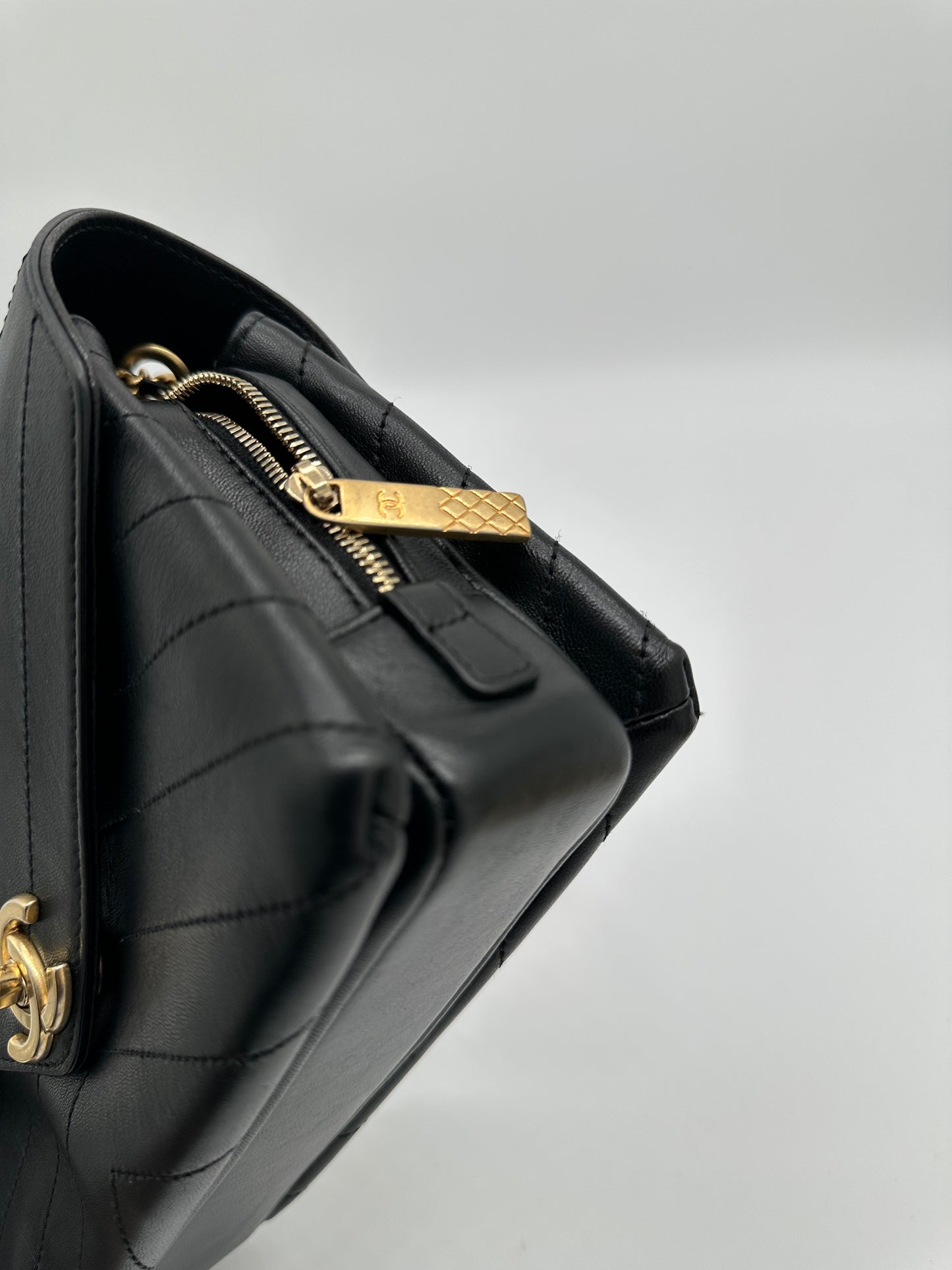 Luxury Soluciens Pre-Owned Chanel Black Chevron Crossbody Bag with Gold-Toned Hardware