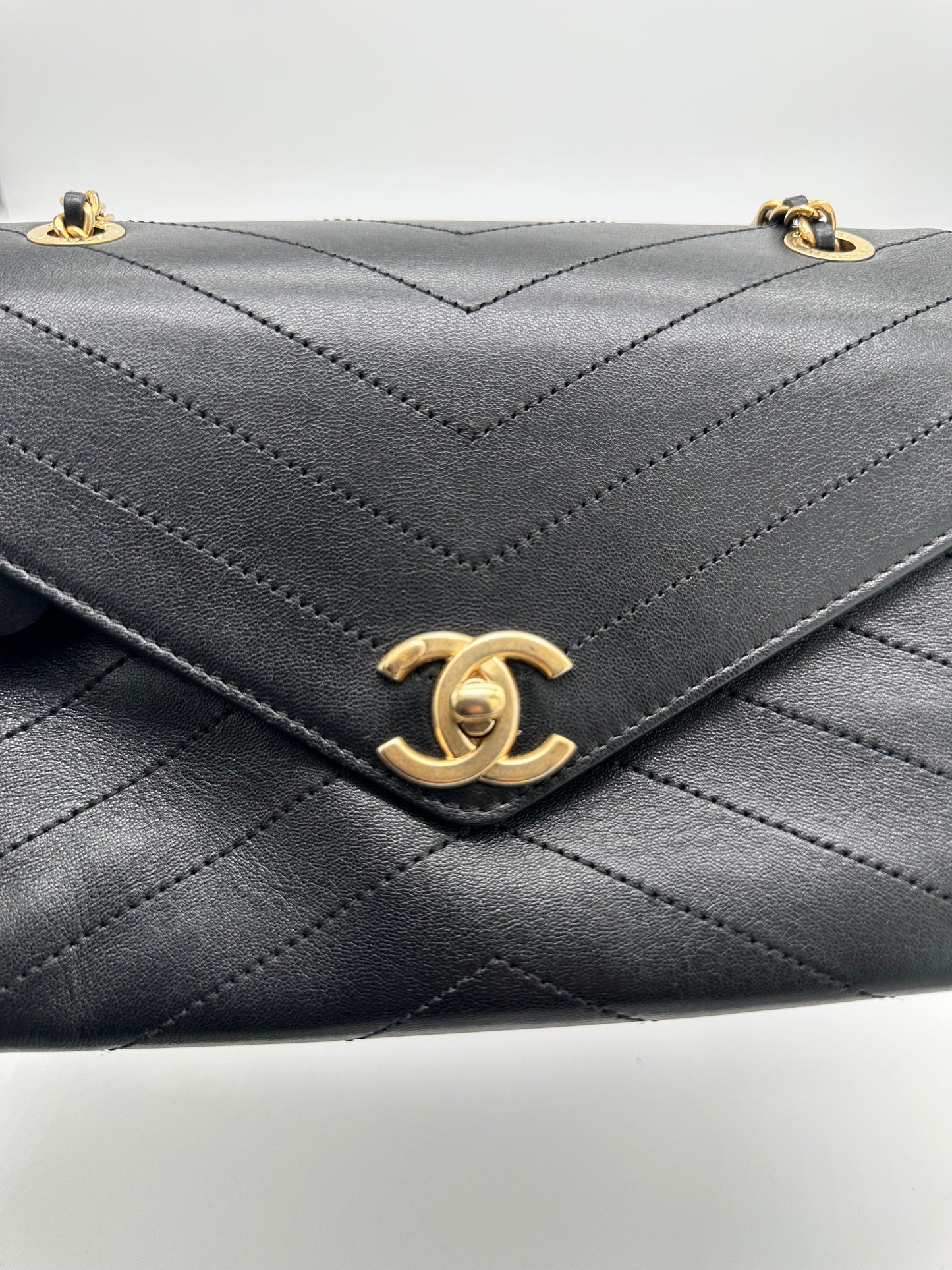 Luxury Soluciens Pre-Owned Chanel Black Chevron Crossbody Bag with Gold-Toned Hardware