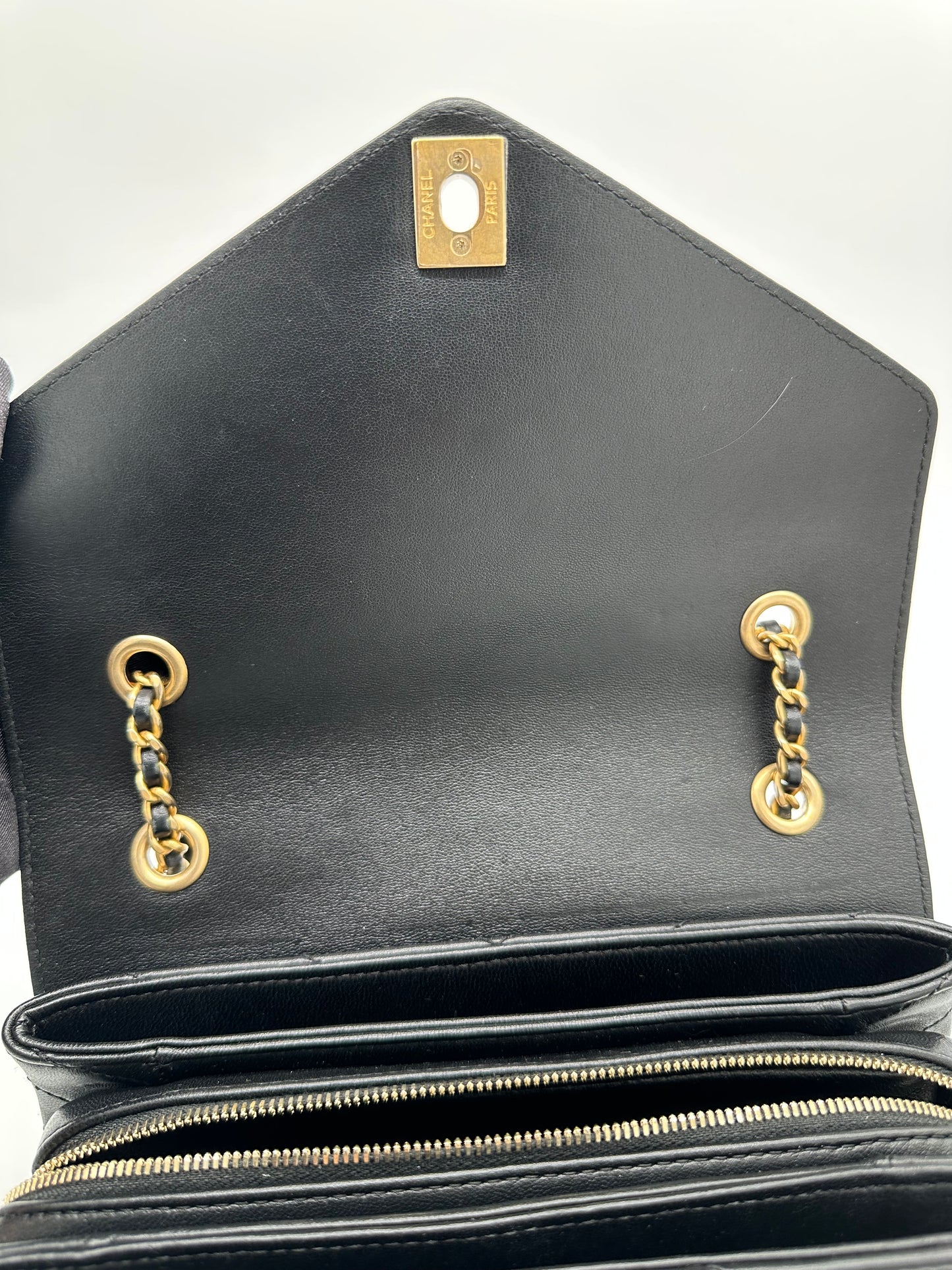 Luxury Soluciens Pre-Owned Chanel Black Chevron Crossbody Bag with Gold-Toned Hardware