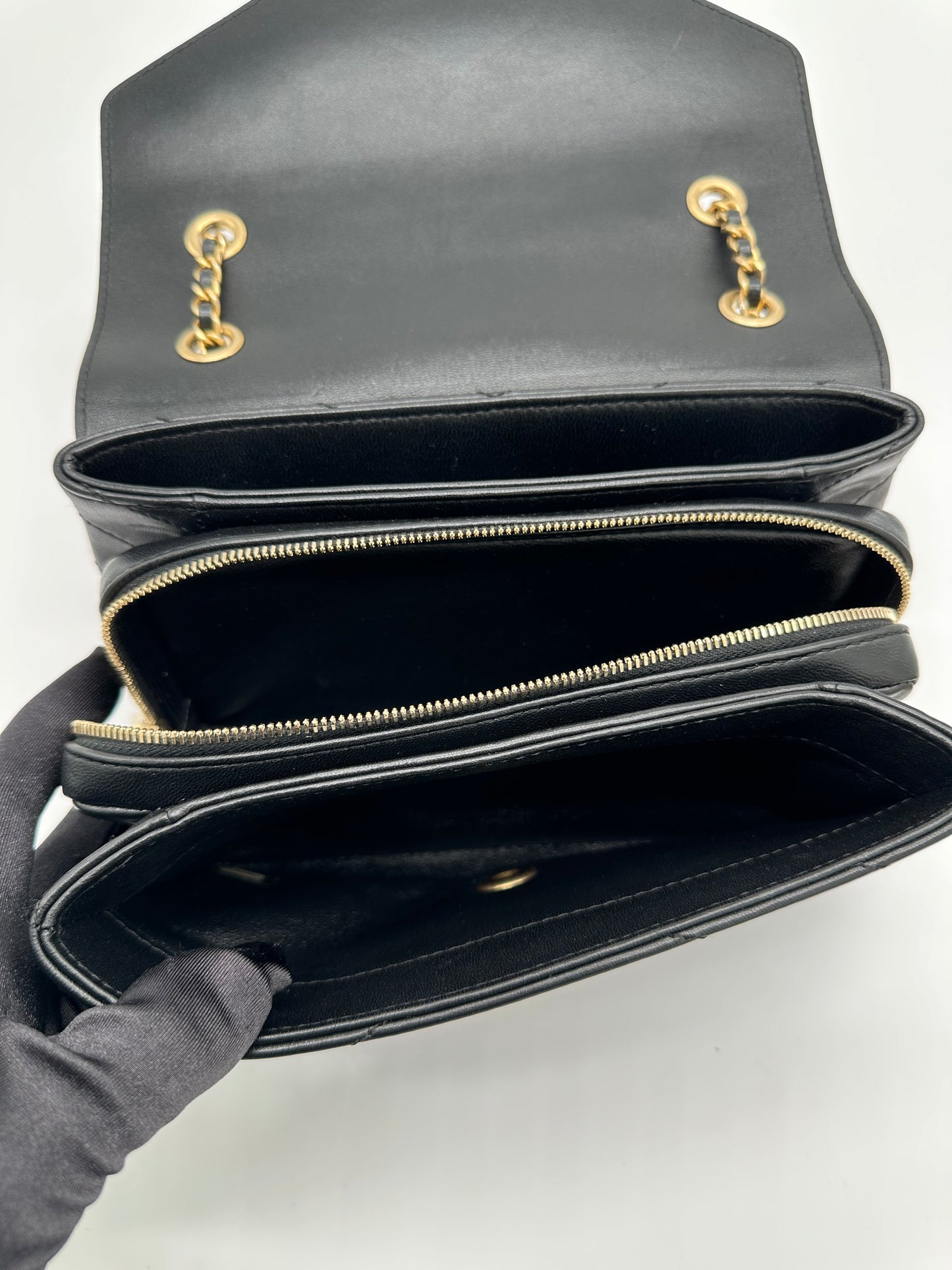 Luxury Soluciens Pre-Owned Chanel Black Chevron Crossbody Bag with Gold-Toned Hardware