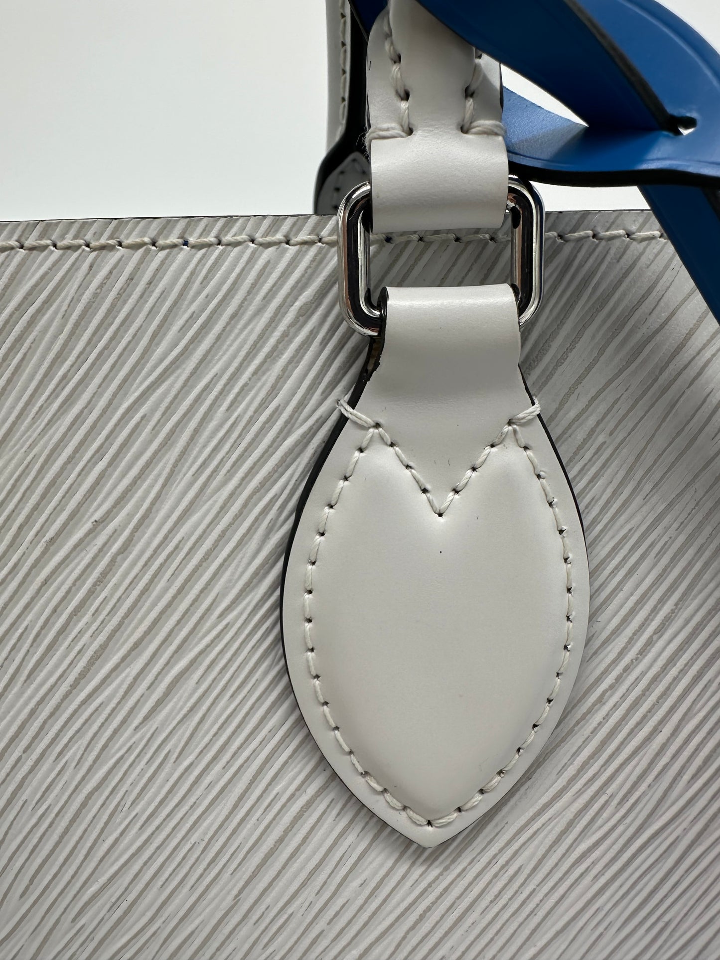 Luxury Soluciens Pre-Owned White Epi Leather On the Go MM