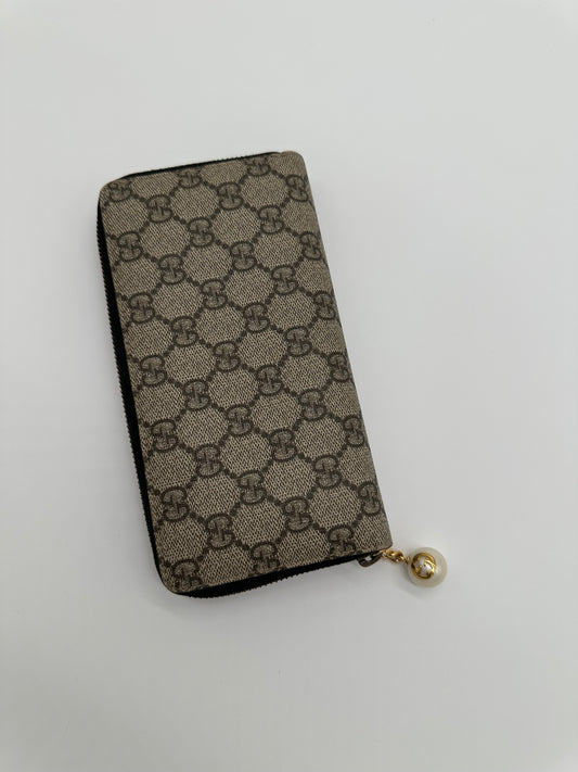 Luxury Soluciens Pre-owned Gucci supreme canvas long zippy wallet with pearl