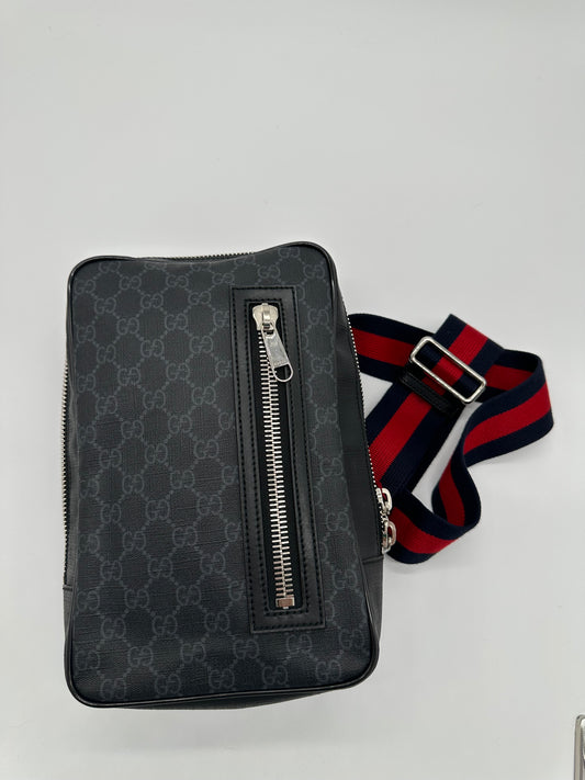 Luxury Soluciens Pre-owned Gucci GG Sling-back bag in supreme canvas
